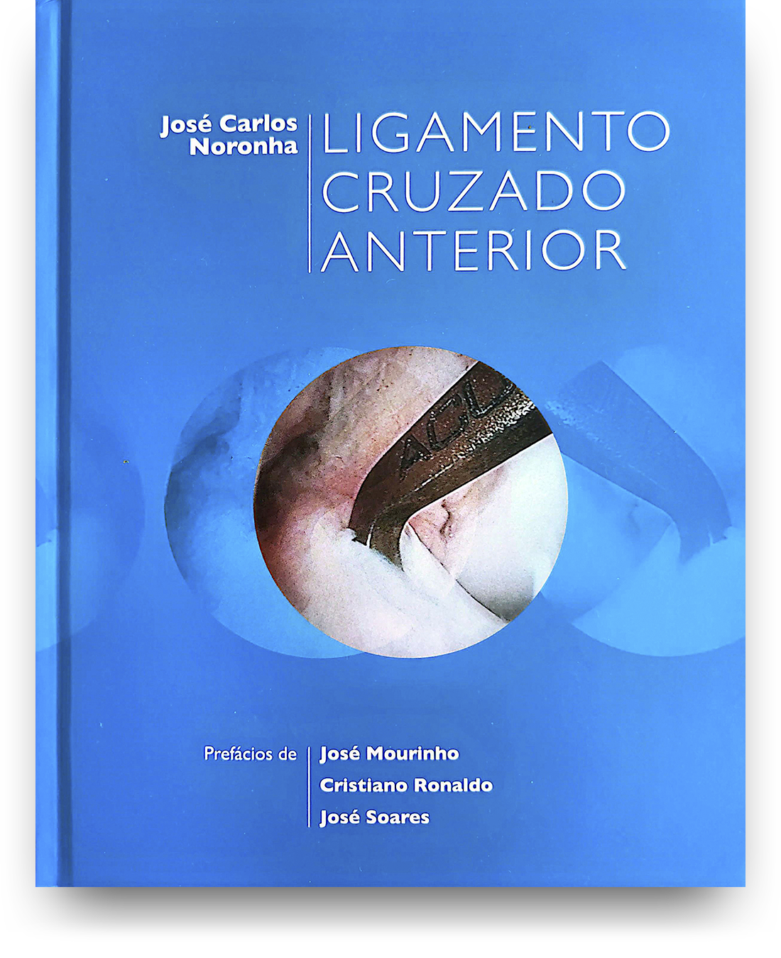 Capa de livro azul com título em português "Ligamento Cruzado Anterior" de José Carlos Noronha, incluindo uma ilustração de uma articulação com parte de um ligamento. Menção de prefácios por José Mourinho, Cristiano Ronaldo e José Soares.