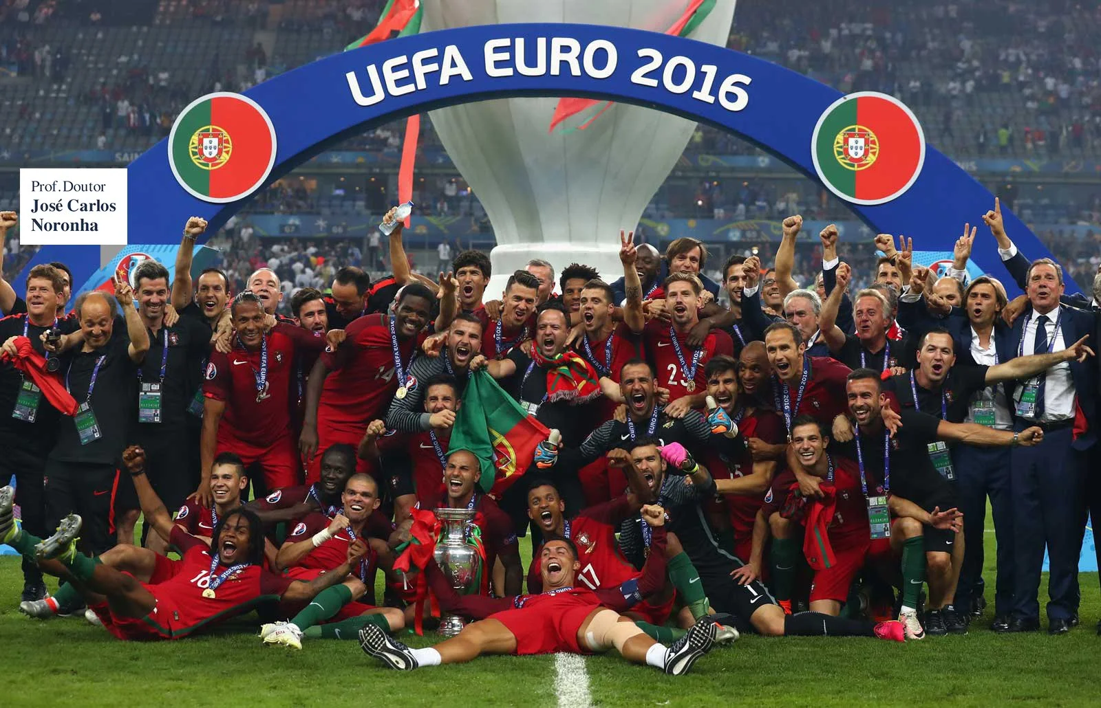 Time de futebol de Portugal celebrando a conquista do UEFA Euro 2016, segurando a taça, sob um arco com o texto "UEFA EURO 2016".