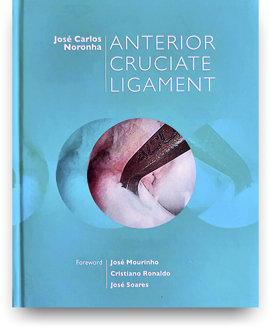 Capa do livro com título em inglês "Anterior Cruciate Ligament" e nomes de autores, com uma imagem de uma articulação do joelho com o ligamento cruzado anterior destacado.