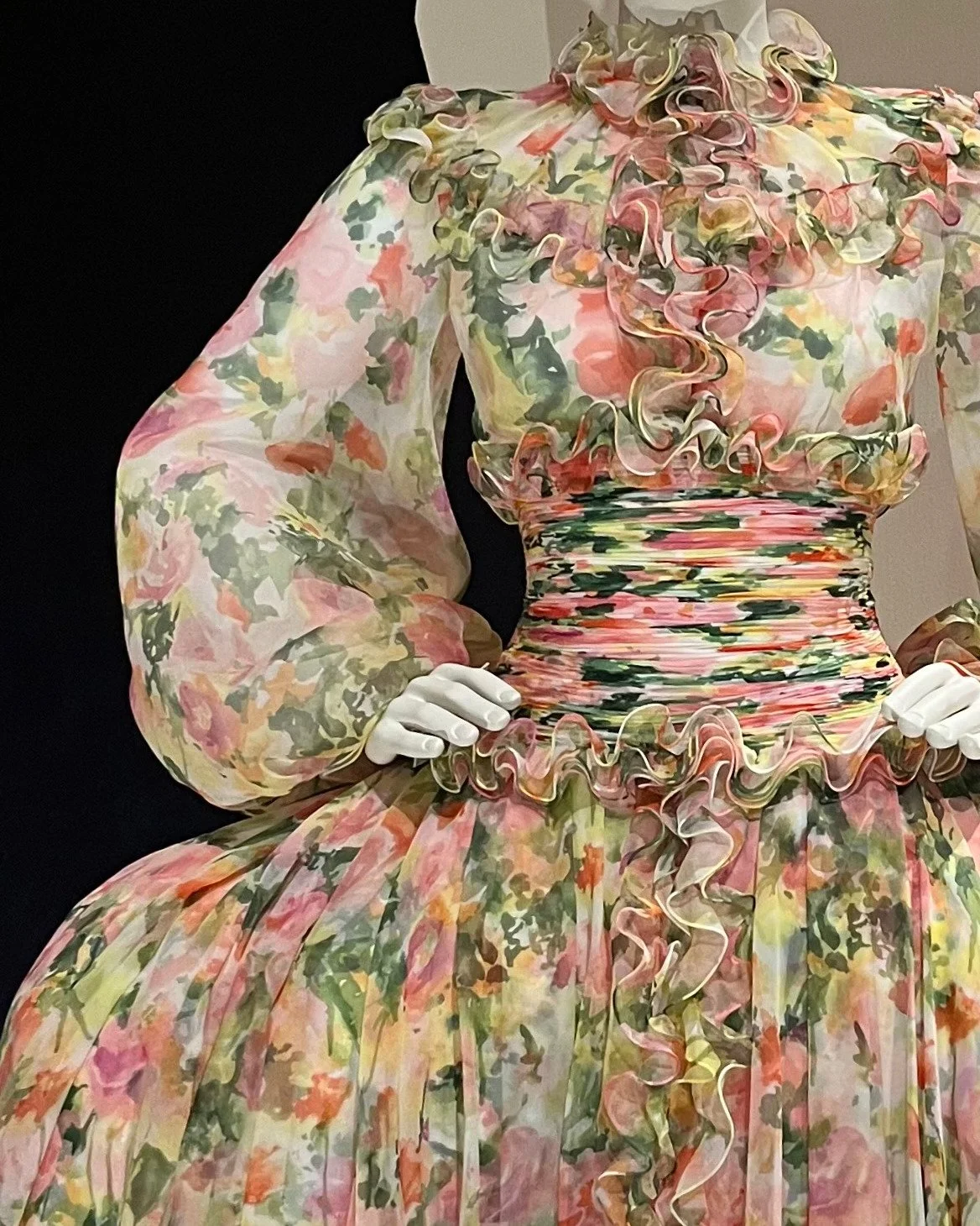This dress by Valentino at the Marie Antoinette exhibition @vamuseum felt like the perfect wedding dress for a romantic garden wedding scene. I loved it, those sleeves ....
