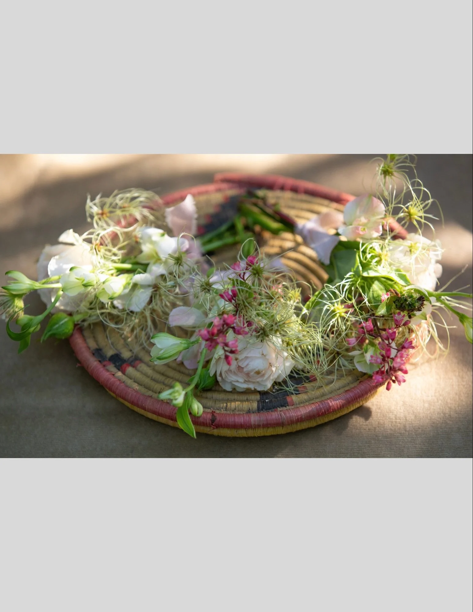 Sometimes it&rsquo;s the smallest details. 

Delicate, slightly wild buttonholes with a little old man&rsquo;s beard, bringing a bit of the autumn hedgerows into your wedding flowers. 

📷 @katherinenewmanphotography