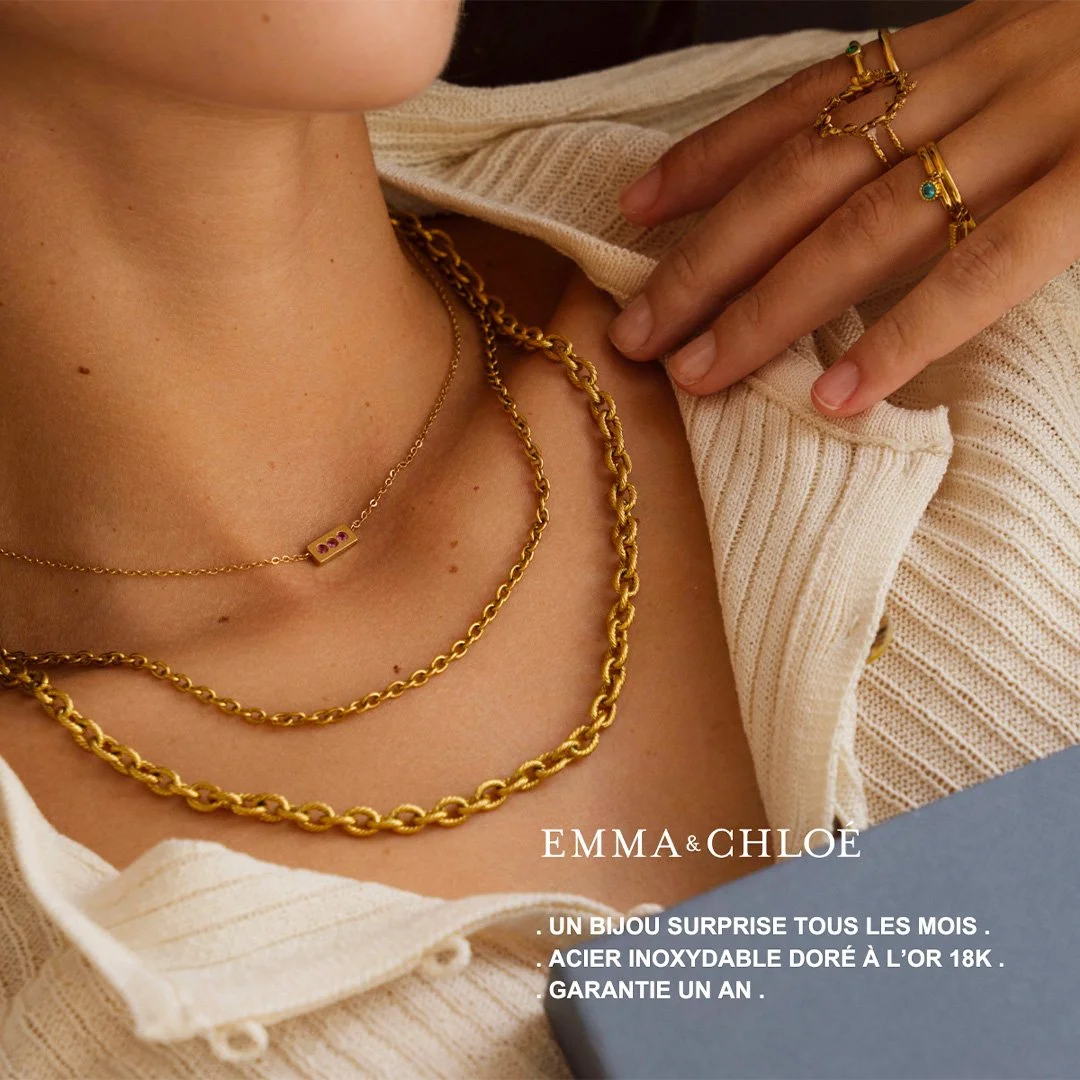 Vente de bijoux en or 18 carats, comprenant des colliers et des bagues en or jaune, avec un fond beige et un texte en français. La marque s'appelle Emma & Chloé.