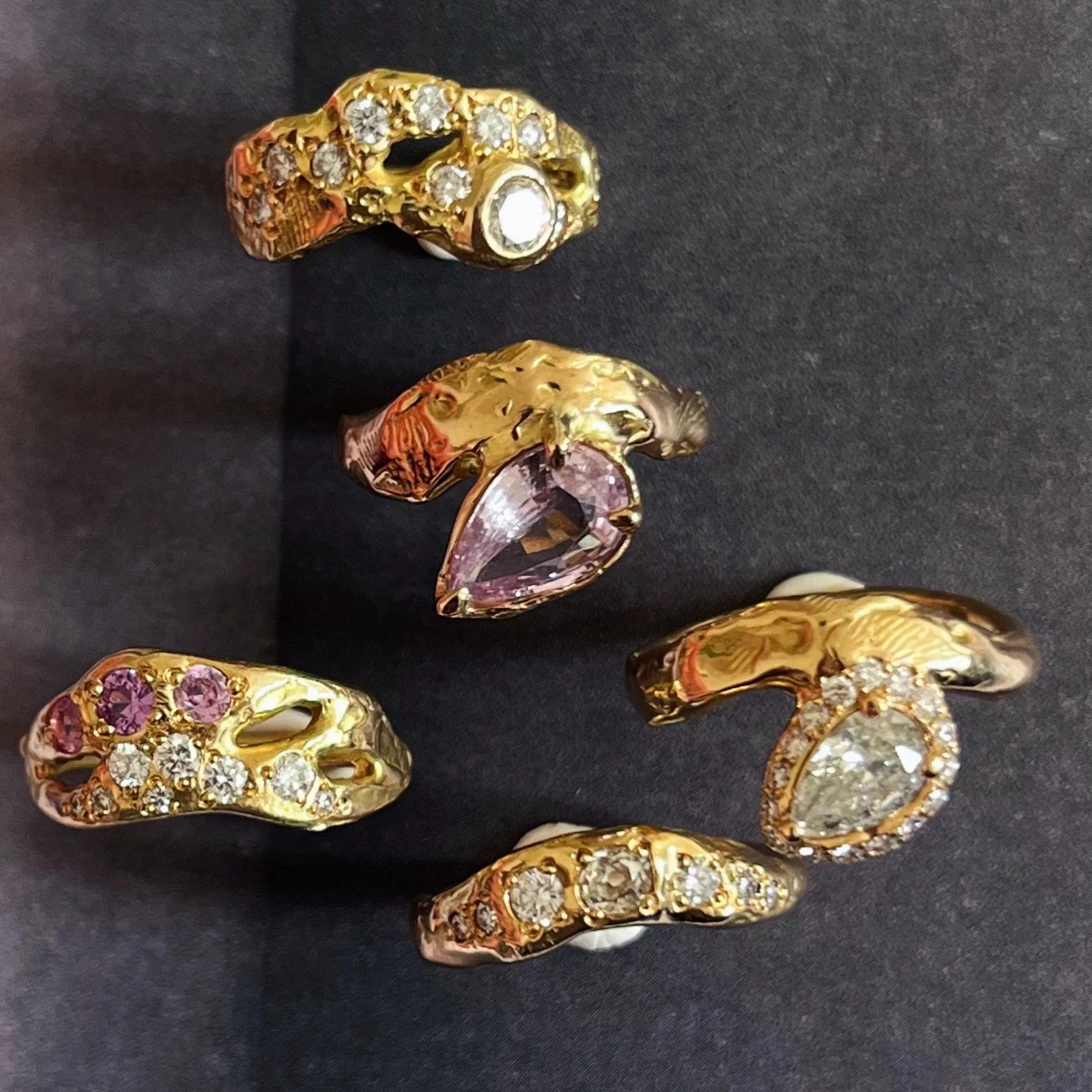 ✨✨My latest workbench✨✨ PURPLE, DIAMONDS, AND PASTEL COLORS DIPPED IN GOLD✨💜🤍✨💜🤍✨

#goldsmith #finejewelrydesign #finejewelry #joaillerie #biarritz