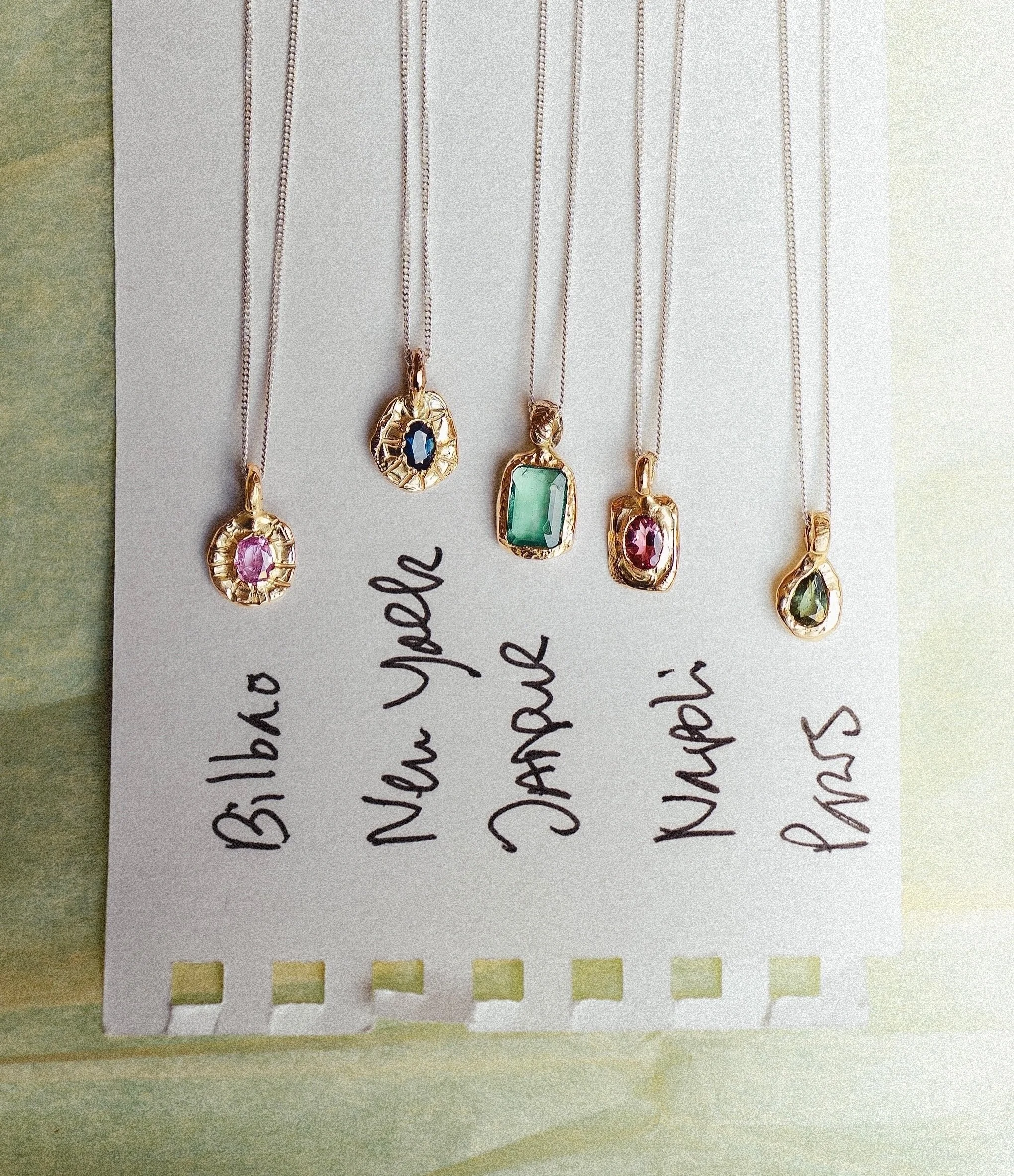 ✨CONCOURS✨🌈✨KISS KISS BANG BANG✨✨🌈✨ Une mini collection de bijoux r&eacute;guli&egrave;rement renouvel&eacute;e, des pi&egrave;ces uniques toujours. Saphirs de couleurs, &eacute;meraude, tourmalines&hellip;en or 9 carats. 
Pour remporter un bijou:
