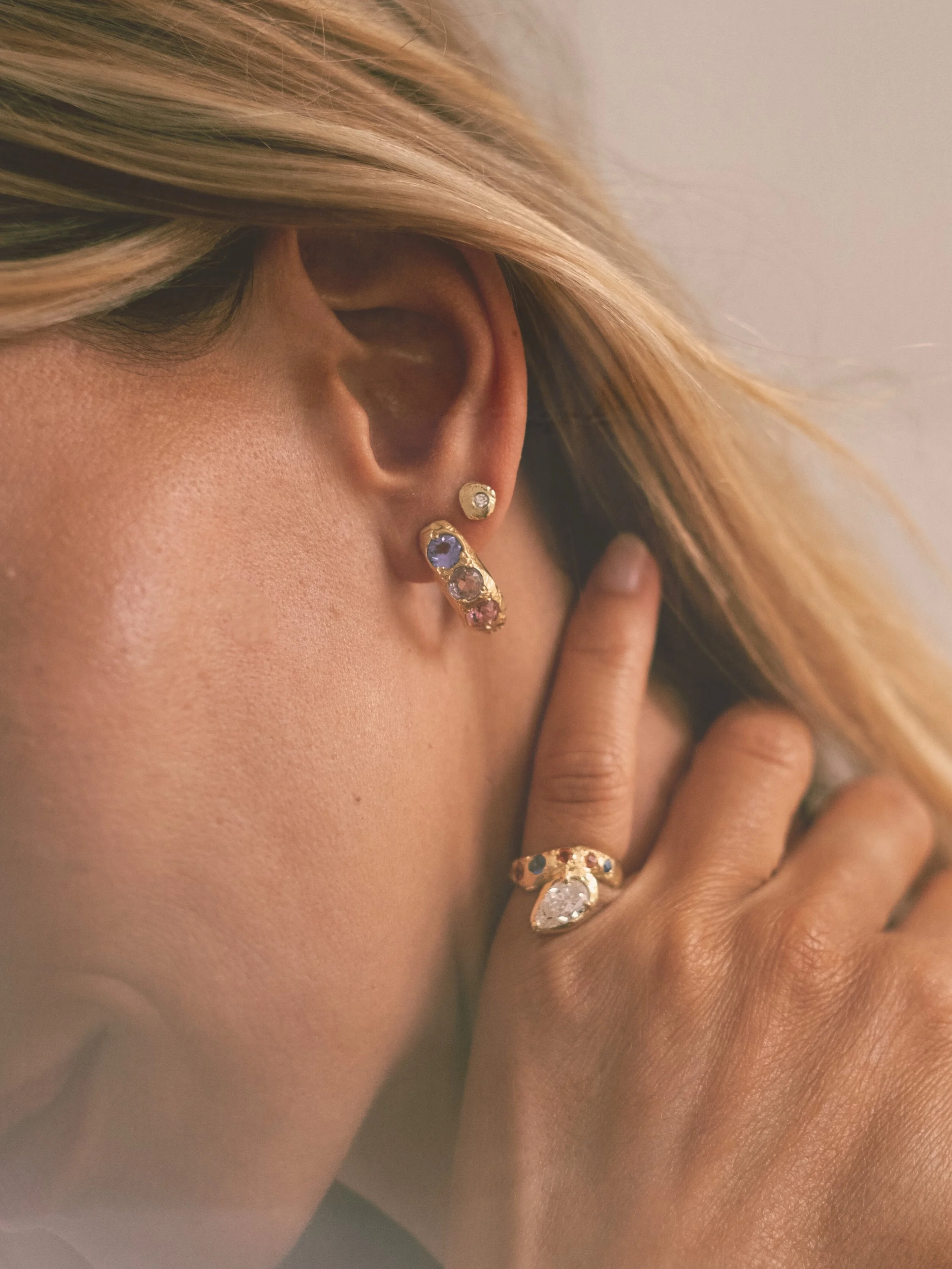 🌷💜HOOPS💜🌷 Tanzanites de Tanzanie &amp; spinelles de Birmanie, or textur&eacute; tout en sensualit&eacute; et port&eacute; &agrave; merveille par @siri_kit 📸 @camille_lsff 💫🌷

#goldsmith #gemmologist #finejewelry #joaillerie #gems