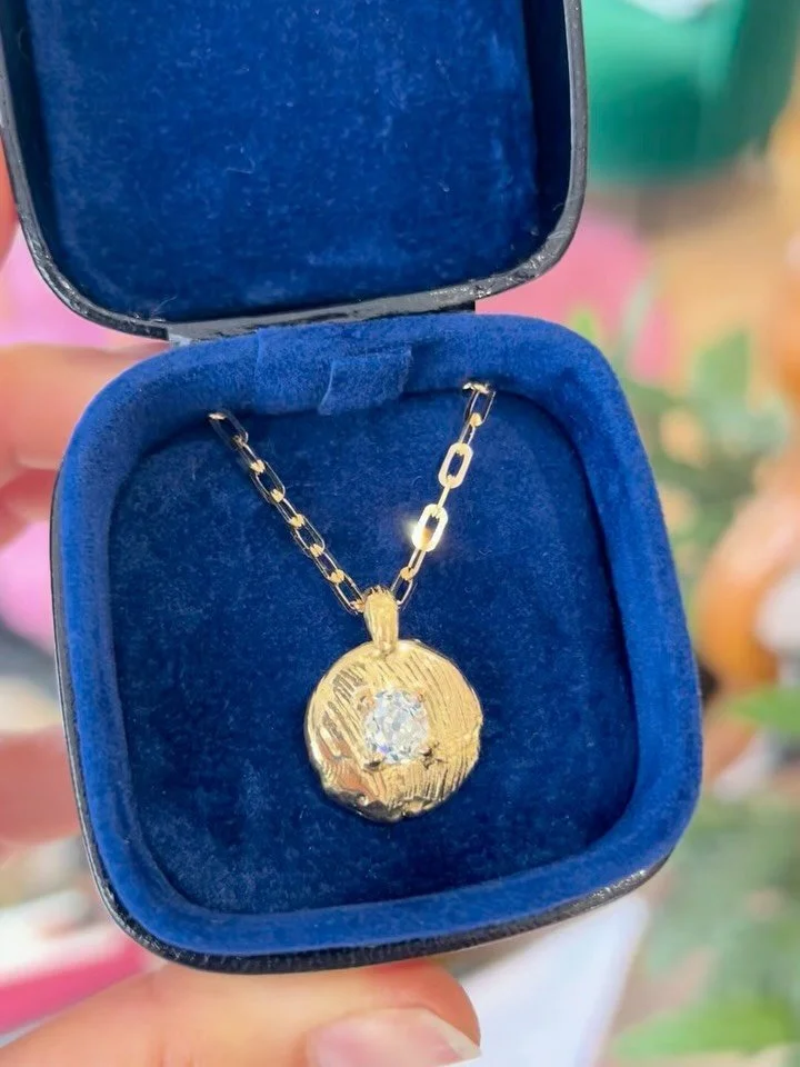 🤍💫LE M&Eacute;DAILLON ULYSSE sur-mesure 💫 🤍 sertis de diamants, en or 18k appos&eacute;s de ma texture signature 💫💫💫💫

#goldsmith #finejewellery #finejewelry #naturaldiamond #joaillerie