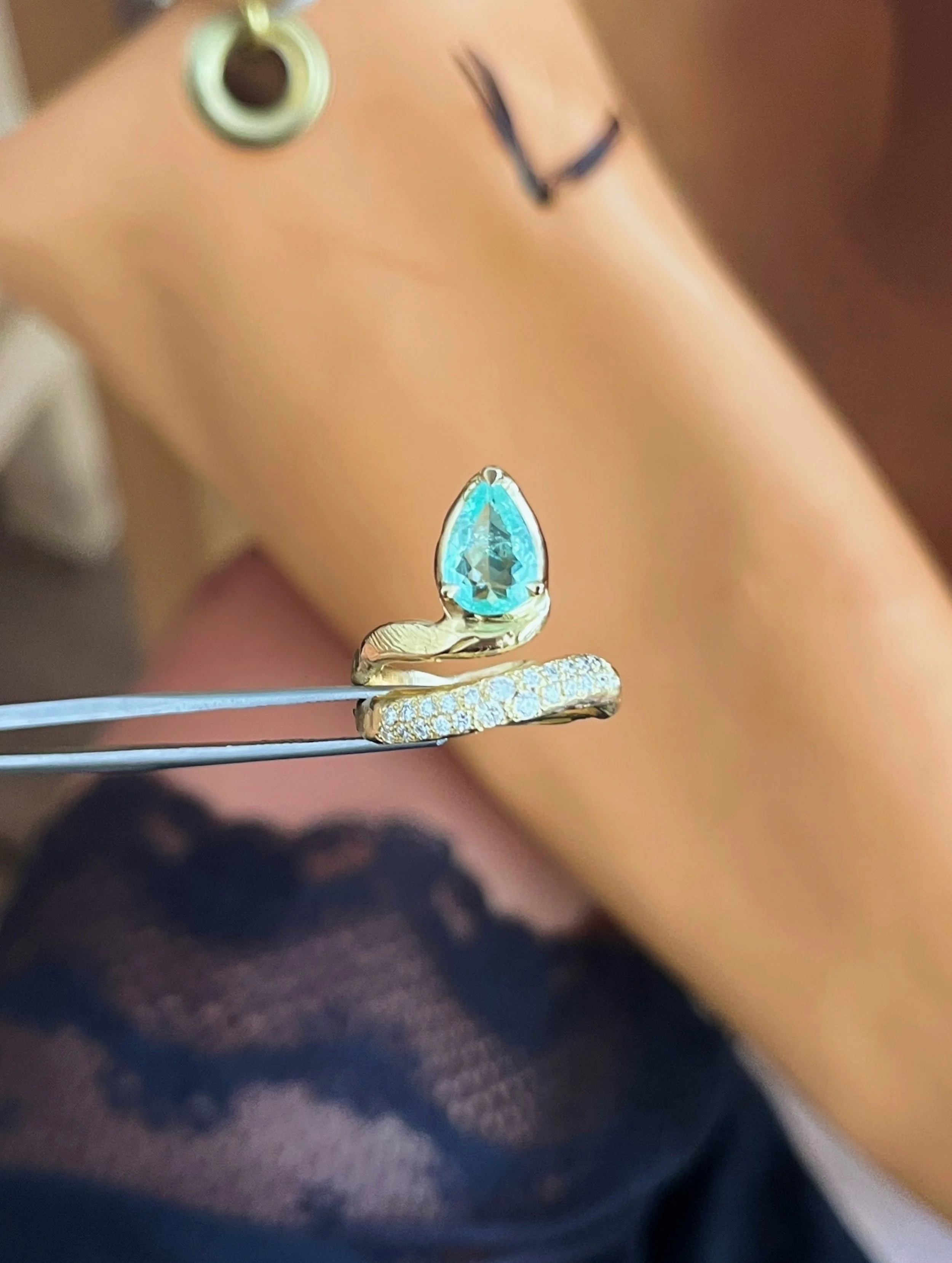 🩵🤍PARAIBA DREAMZ 🤍🩵 🧜🏻&zwj;♀️ Une ondulation sensuelle en or massif textur&eacute;, sertie d&rsquo;un pavage de diamants et d&rsquo;une para&igrave;ba, si rare, &agrave; la couleur d&rsquo;un lagon 🩵🤍🩵🤍🩵🤍🩵

#goldsmith #para&iacute;ba #fi