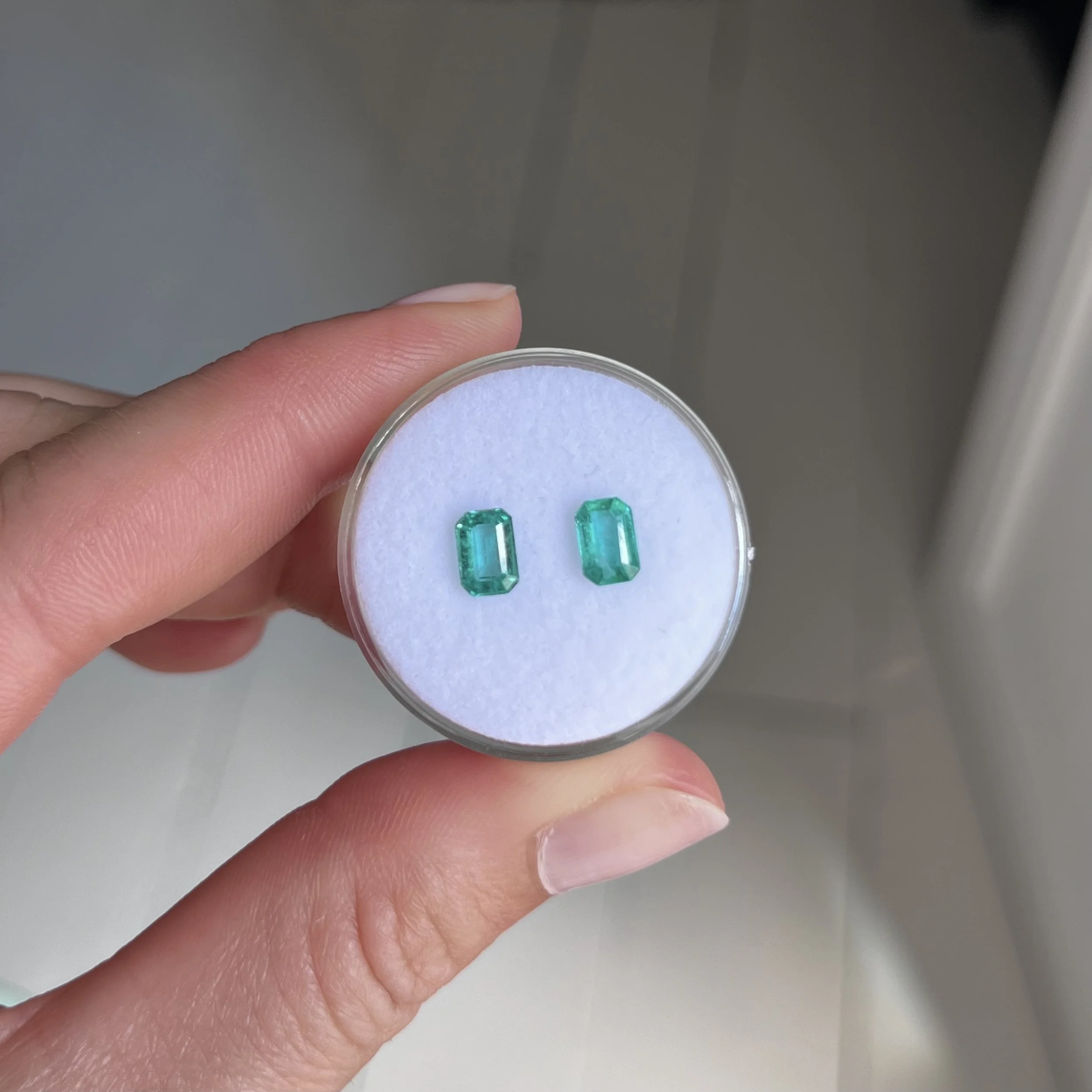 Pair of emeralds, 1.06 carats
