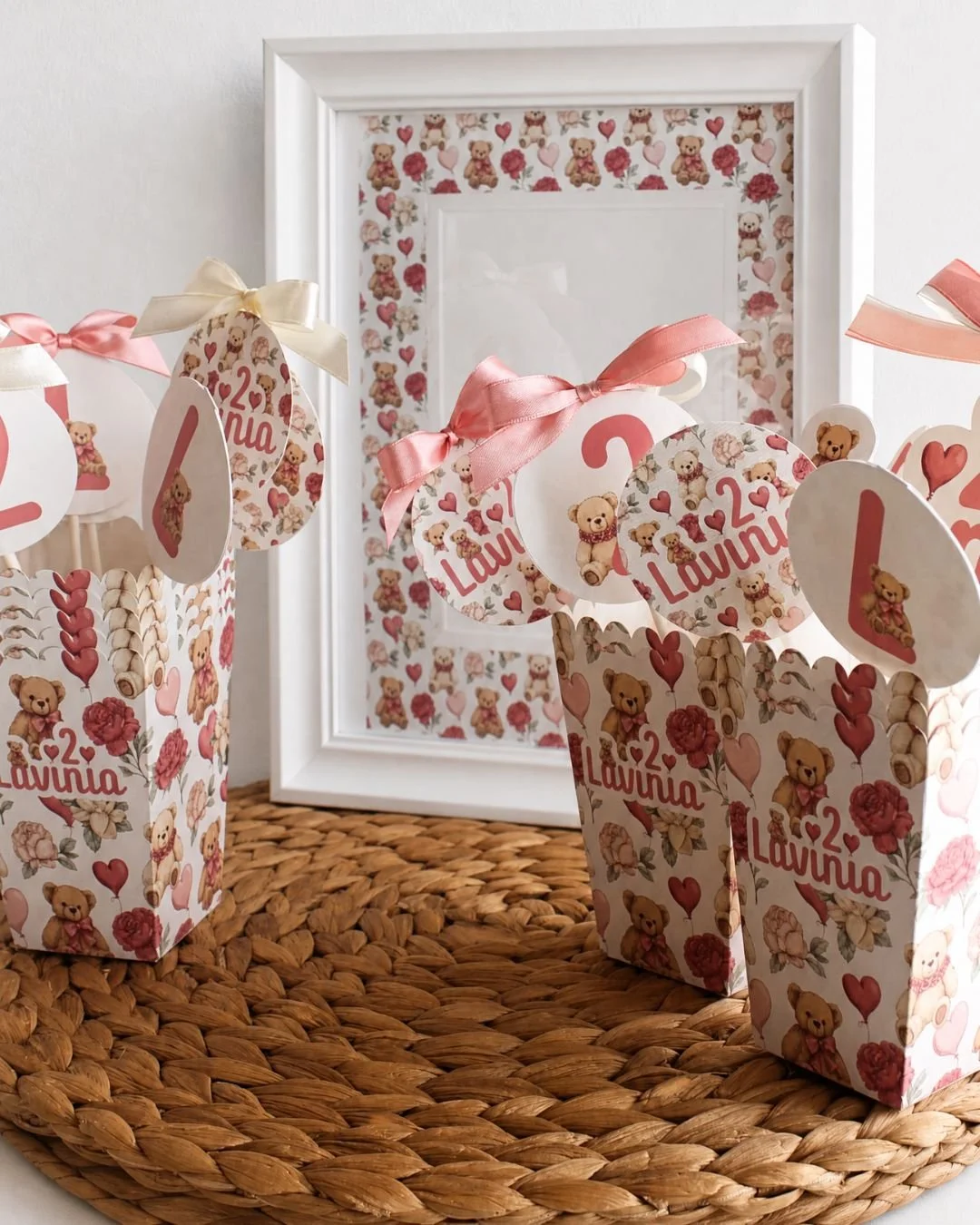 Allestimento compleanno tema orsetti rosa con decorazioni in carta personalizzate, cartello di benvenuto e dettagli coordinati.