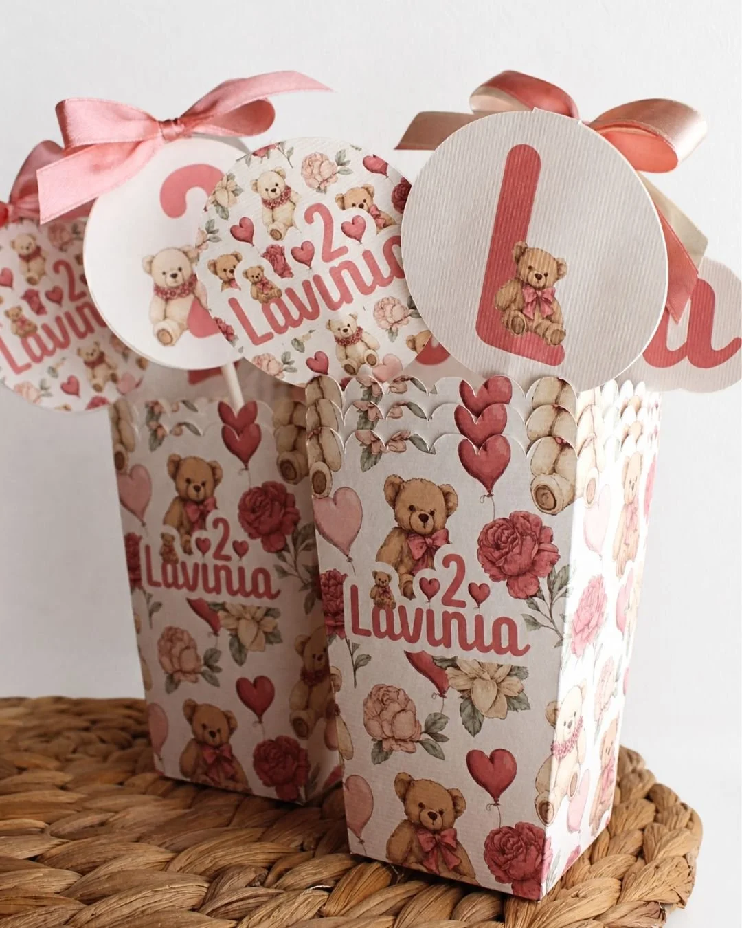 Decorazioni compleanno personalizzate tema orsetti rosa con scatoline, topper e dettagli in carta coordinati.