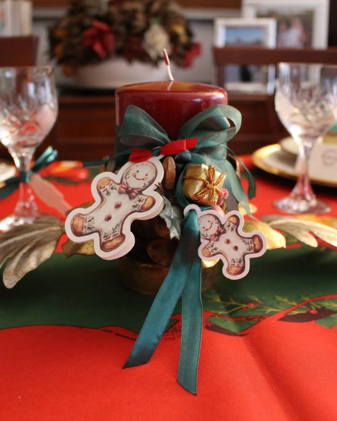 Dettagli decorativi per la tavola di Natale con elementi personalizzati in carta.