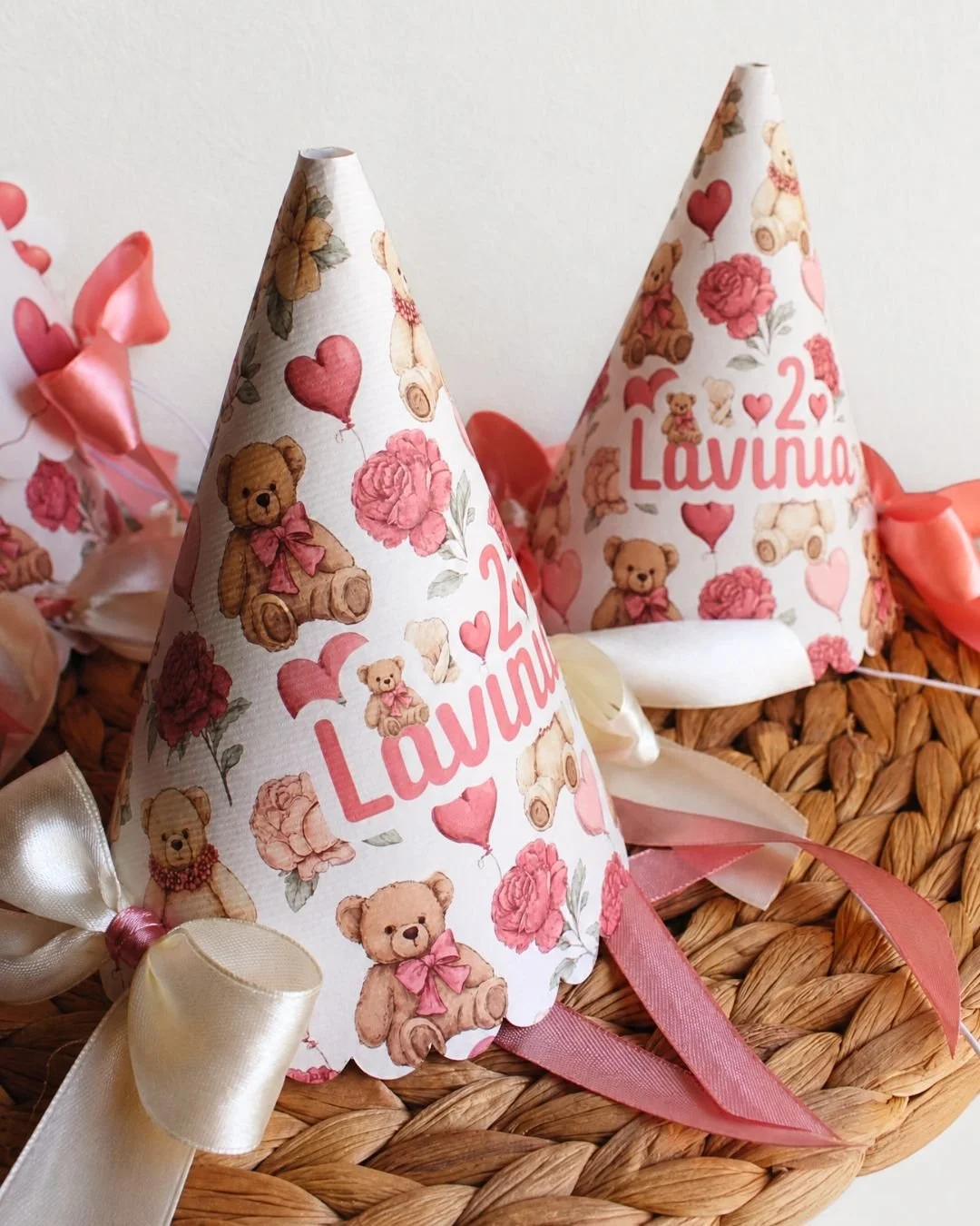 Cappellini personalizzati tema orsetti rosa per compleanno bambina, coordinati con l’allestimento in carta.