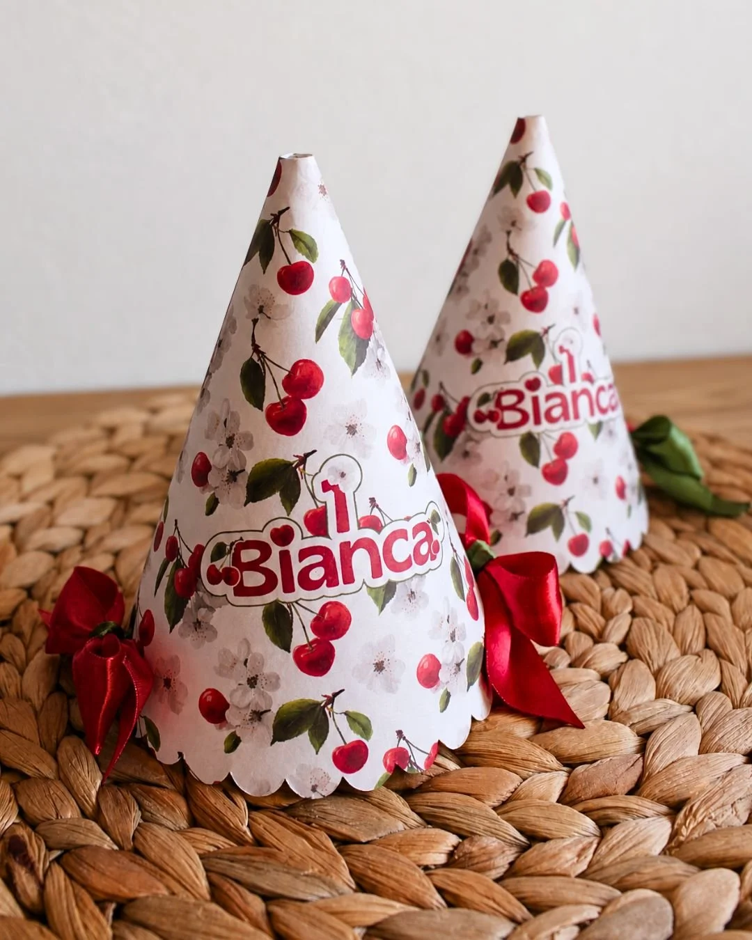 Cappellini invitati festa a tema ciliegie