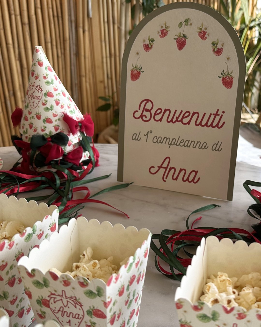 Cappellini festa e decorazioni personalizzate a tema fragole, realizzate a mano in carta.