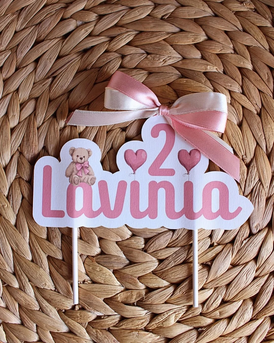 Cake topper personalizzato tema orsetti rosa con nome e numero, realizzato in carta coordinata.