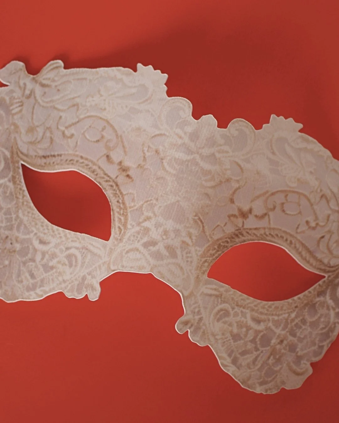 Maschera in stile classico per photo booth, con lavorazioni dettagliate.
