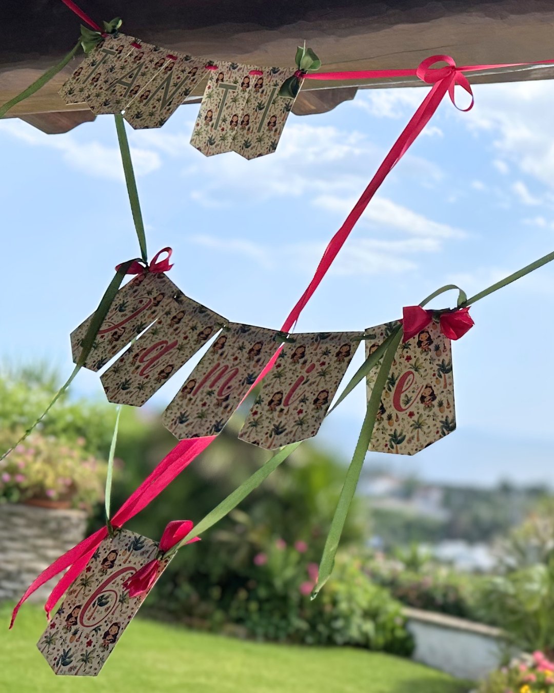 Festone decorativo personalizzato per festa a tema tropicale, realizzato a mano in carta.
