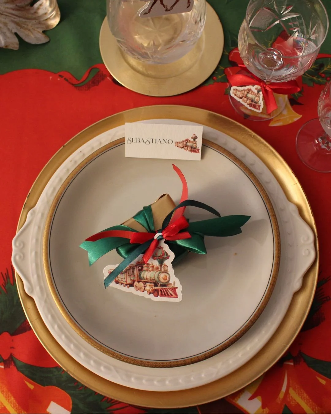 Pacchetti regalo personalizzati coordinati con la tavola di Natale.