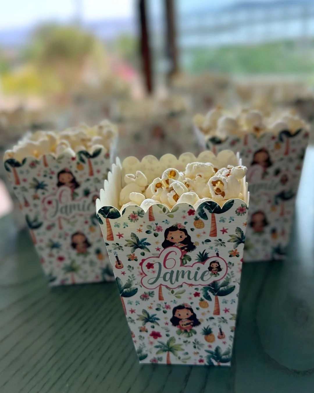 Scatoline porta popcorn personalizzate per compleanno a tema tropicale Hawaii.