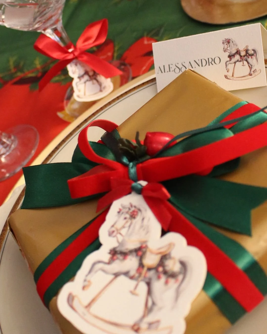 Segnaposto e cartellini nome per una tavola di Natale curata nei dettagli.