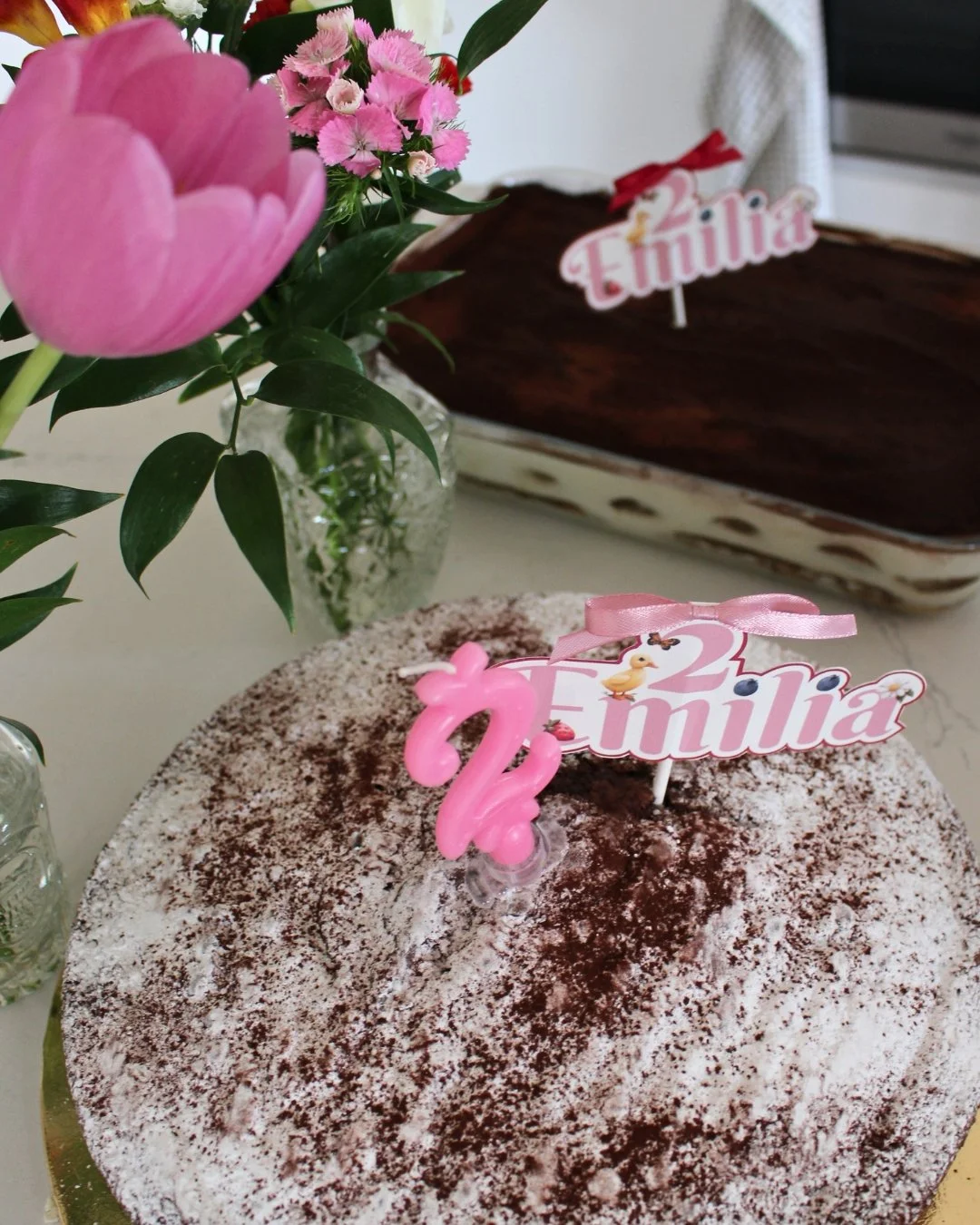 Topper personalizzato per torta di compleanno, coordinato con l’allestimento a tema primavera.