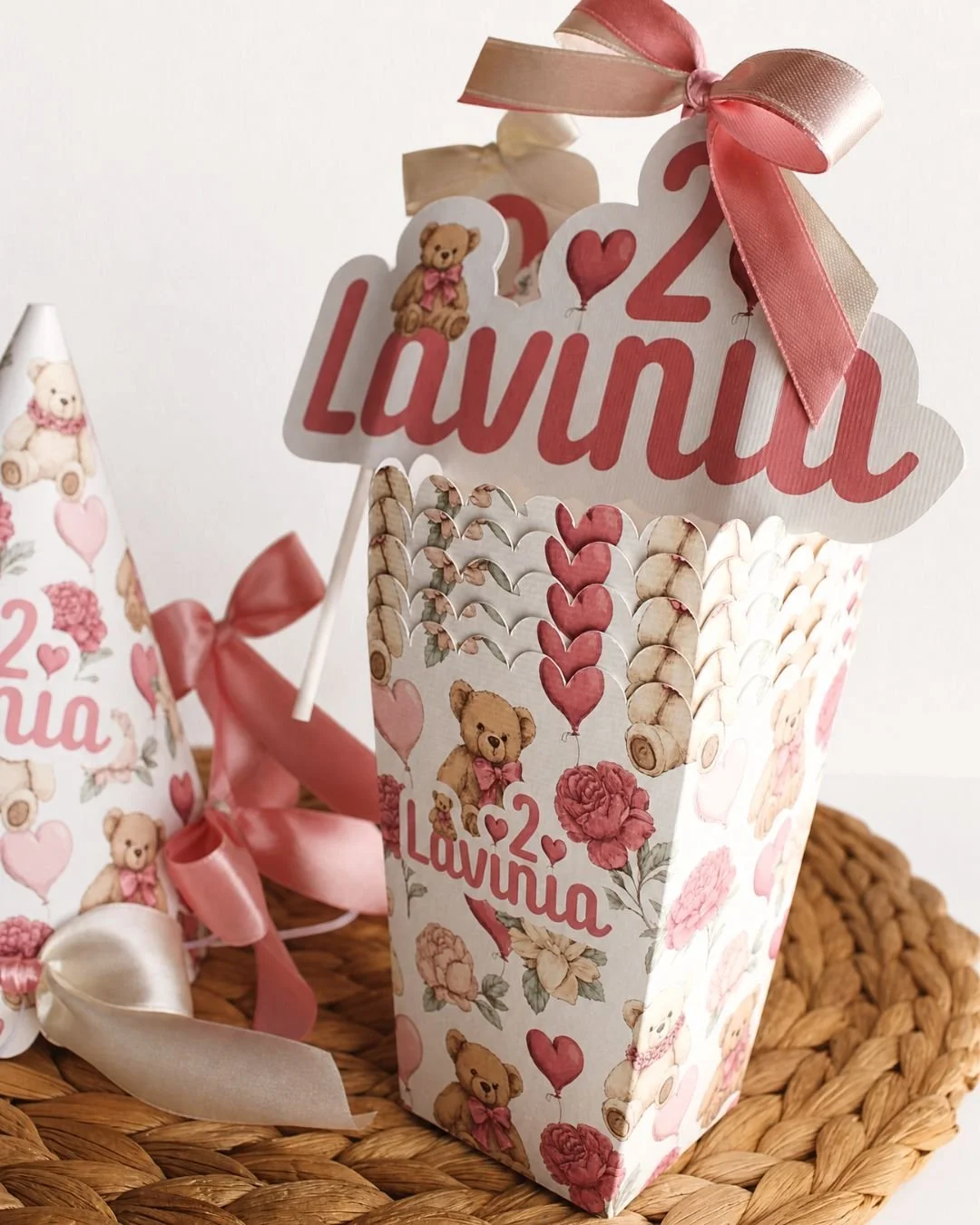 Scatolina porta popcorn personalizzata tema orsetti rosa con nome della festeggiata e dettagli illustrati.