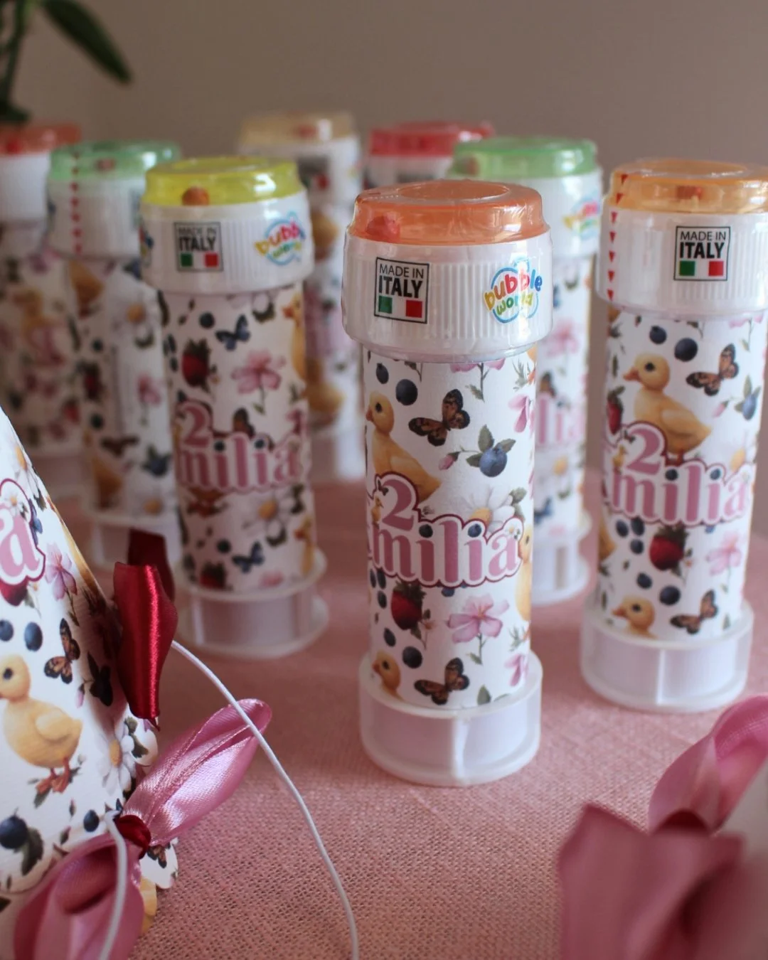 bolle di sapone personalizzate per festa a tema paperelle, coordinate nei colori e nella grafica.