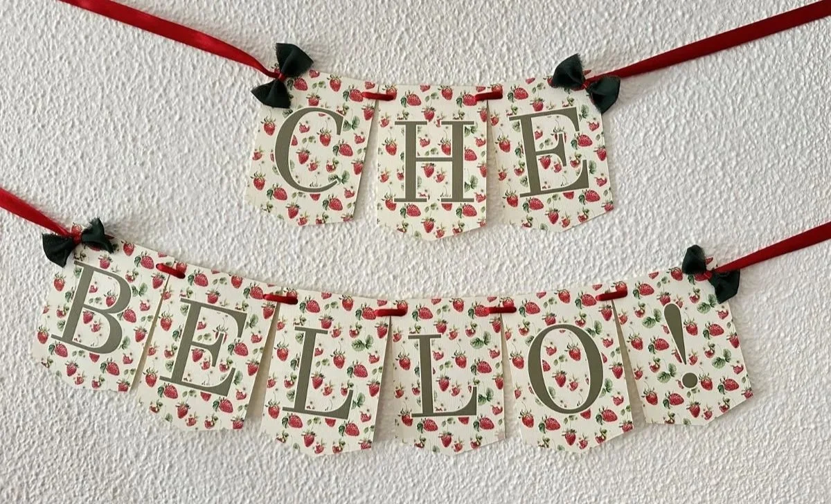 Festone personalizzato con scritta 'CHE BELLO!' per compleanno bambina a tema fragole