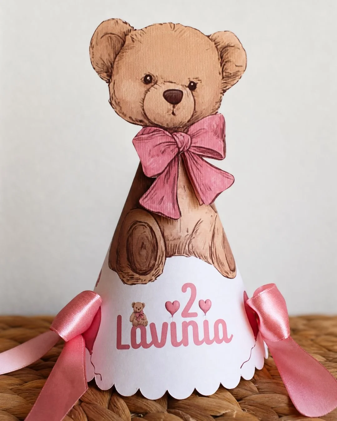 Cappellino in carta con orsetto rosa personalizzato per allestimento compleanno bambina.