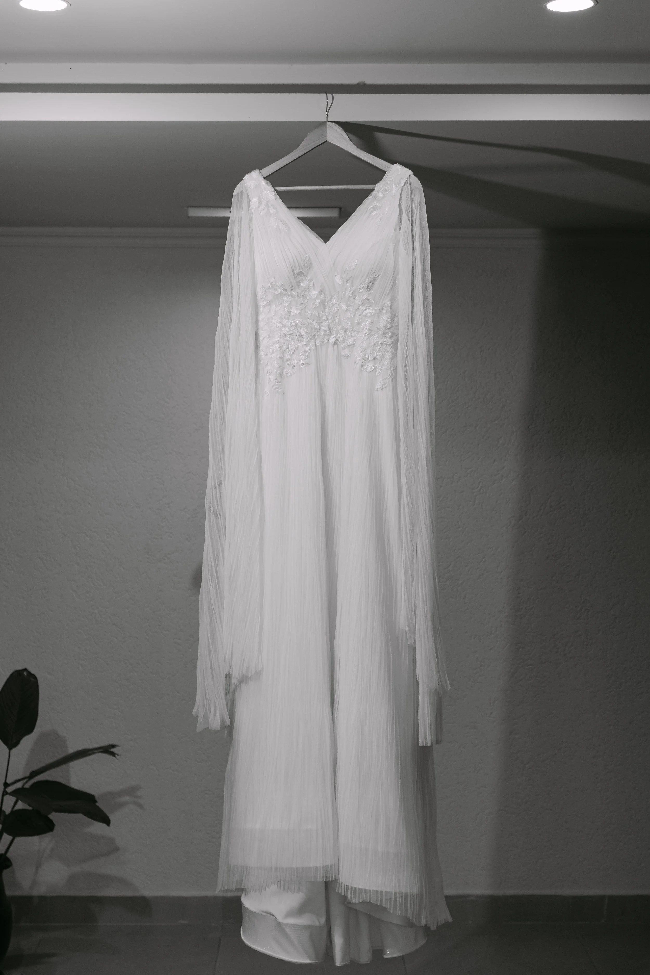 Vestido de boda blanco colgado en una percha.