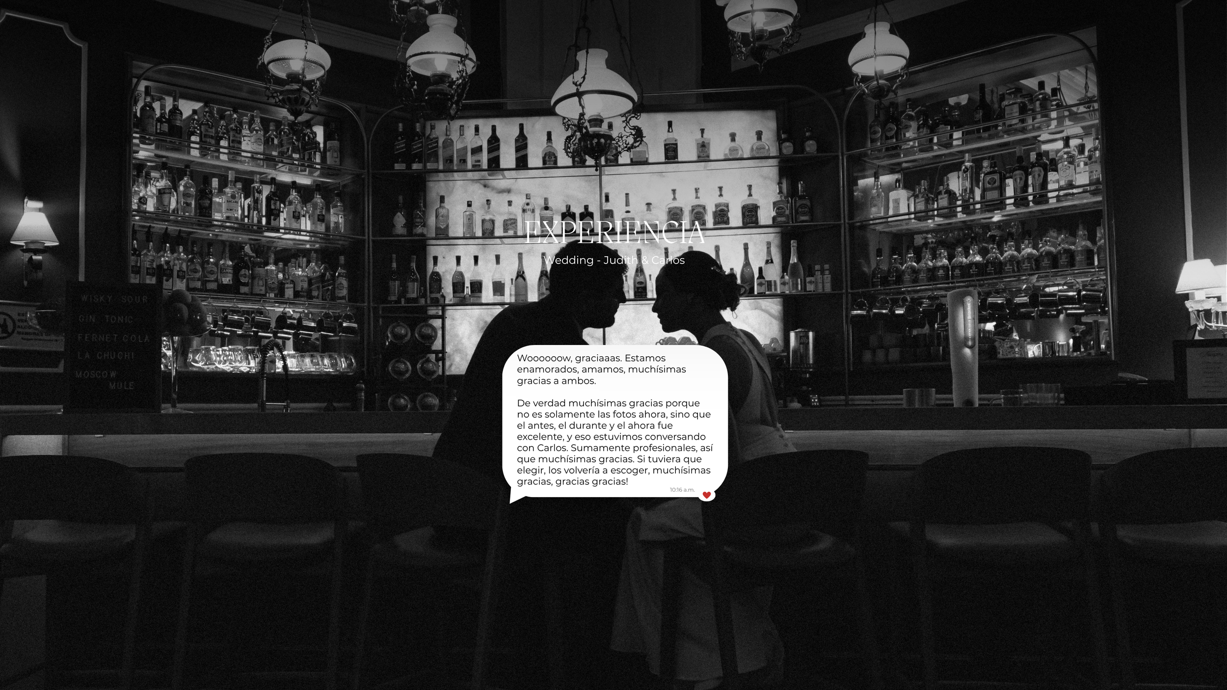 Pareja en silueta en un bar con fondo de estanterías llenas de botellas de alcohol y copas, en un ambiente de restaurante sofisticado, en color negro y blanco.