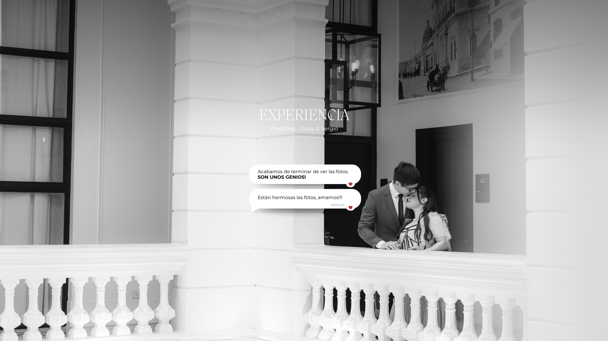 Una pareja en una ceremonia de boda, en un espacio interior con paredes blancas y un balcón con barandilla. La pareja está abrazada y parecen felices, con mensajes en burbujas de texto en la imagen que expresan entusiasmo y amor por las fotos tomadas