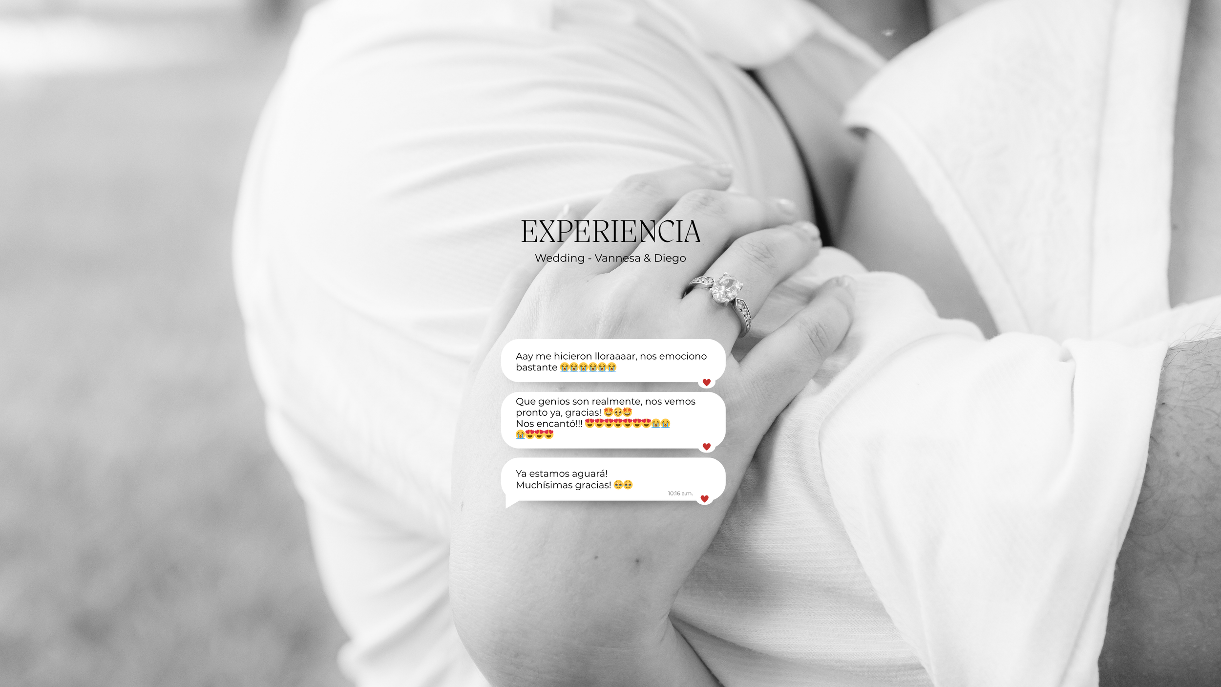 Una pareja en un abrazo, con un enfoque en la mano de la mujer que lleva un anillo de compromiso grande, en blanco y negro, en un contexto de boda y amor.