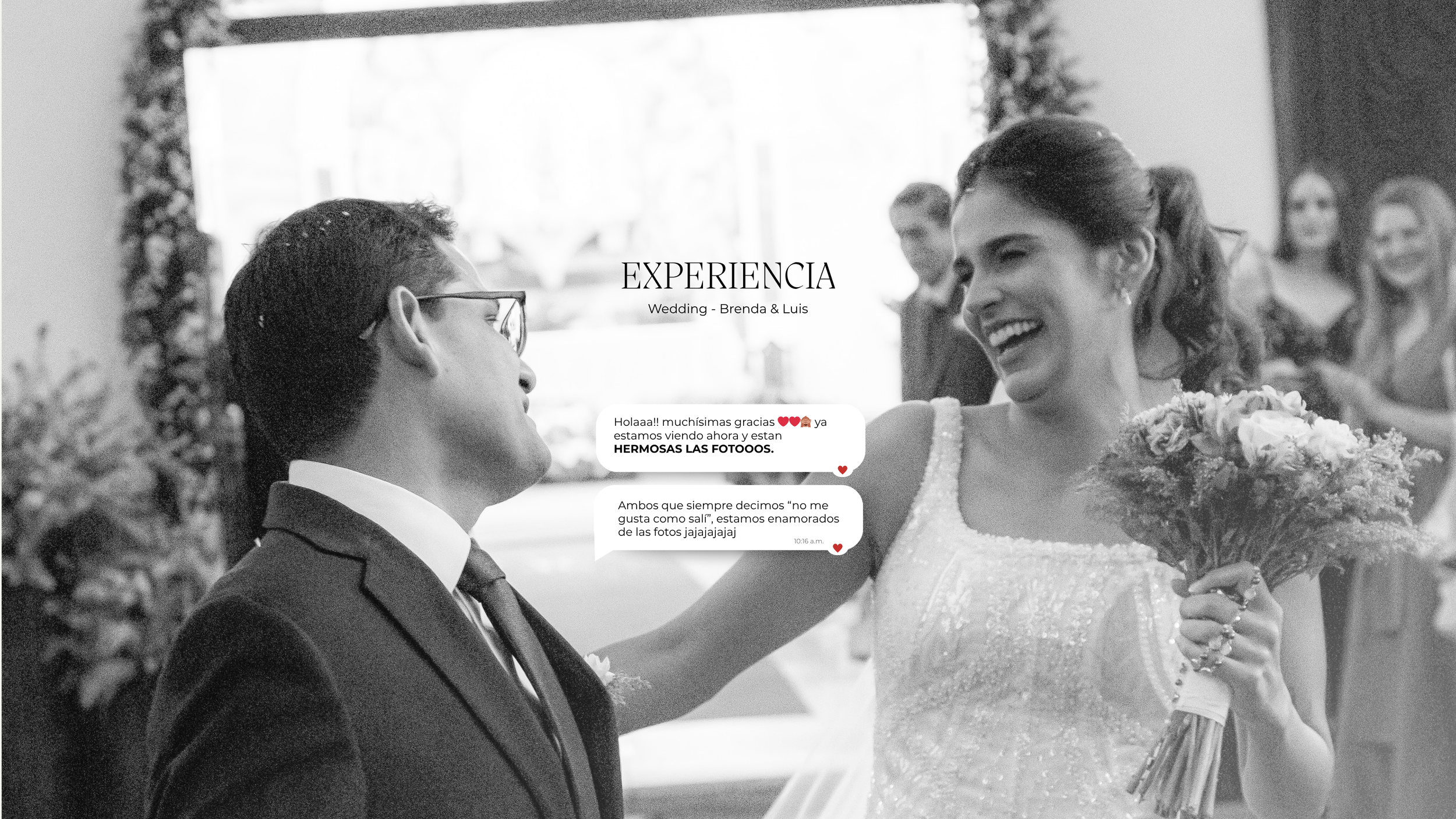 Una pareja de novios en su boda, ella con vestido de novia y él con traje, sonriendo y mirándose en una ceremonia nupcial en interior. La novia sostiene un ramo de flores y hay invitados en el fondo.