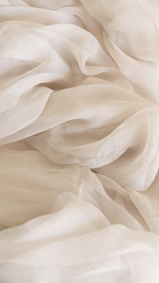 Tissu en soie ou en coton beige, légèrement froissé ou plissé.
