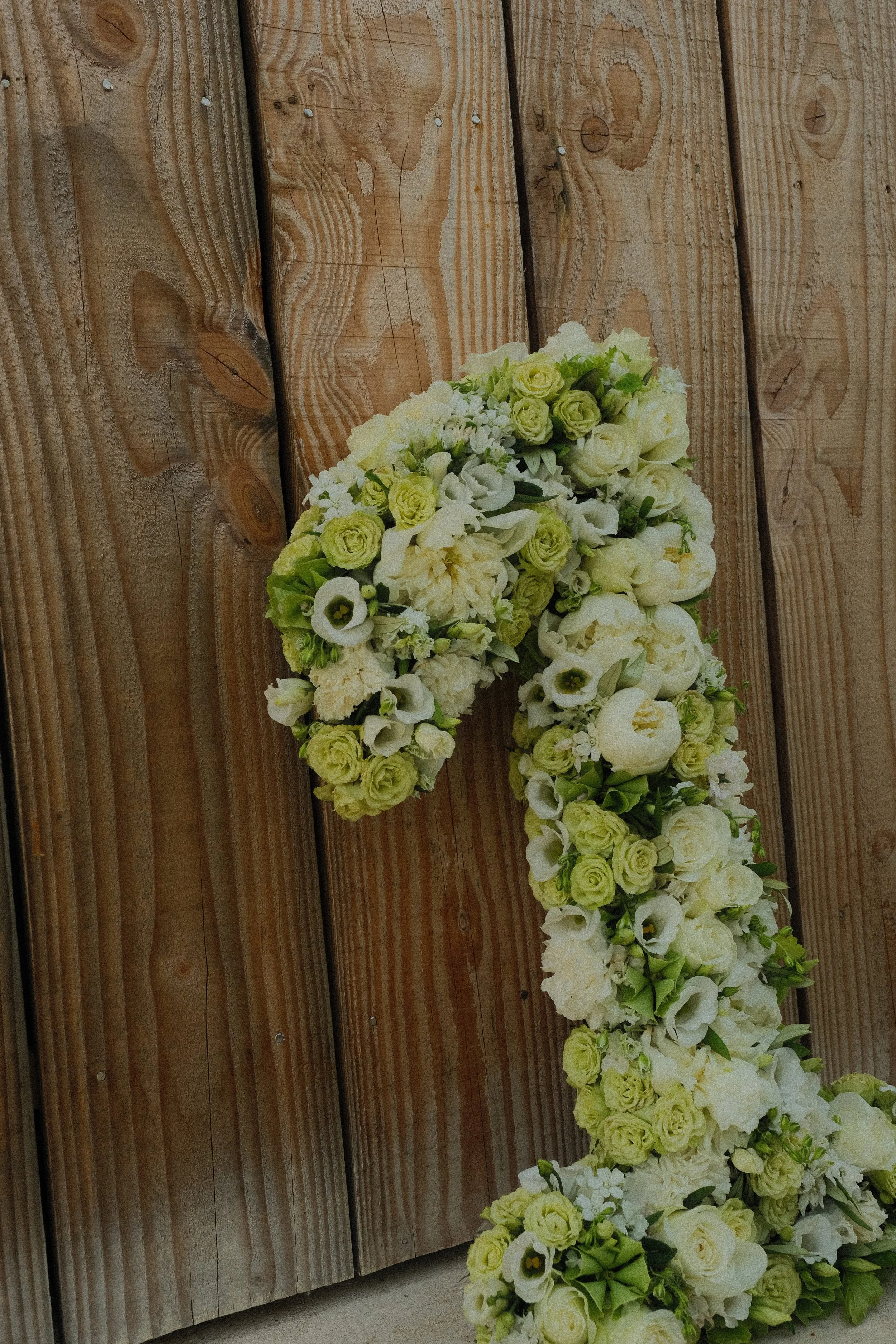 Une composition florale en forme de 1 pour un anniversaire.