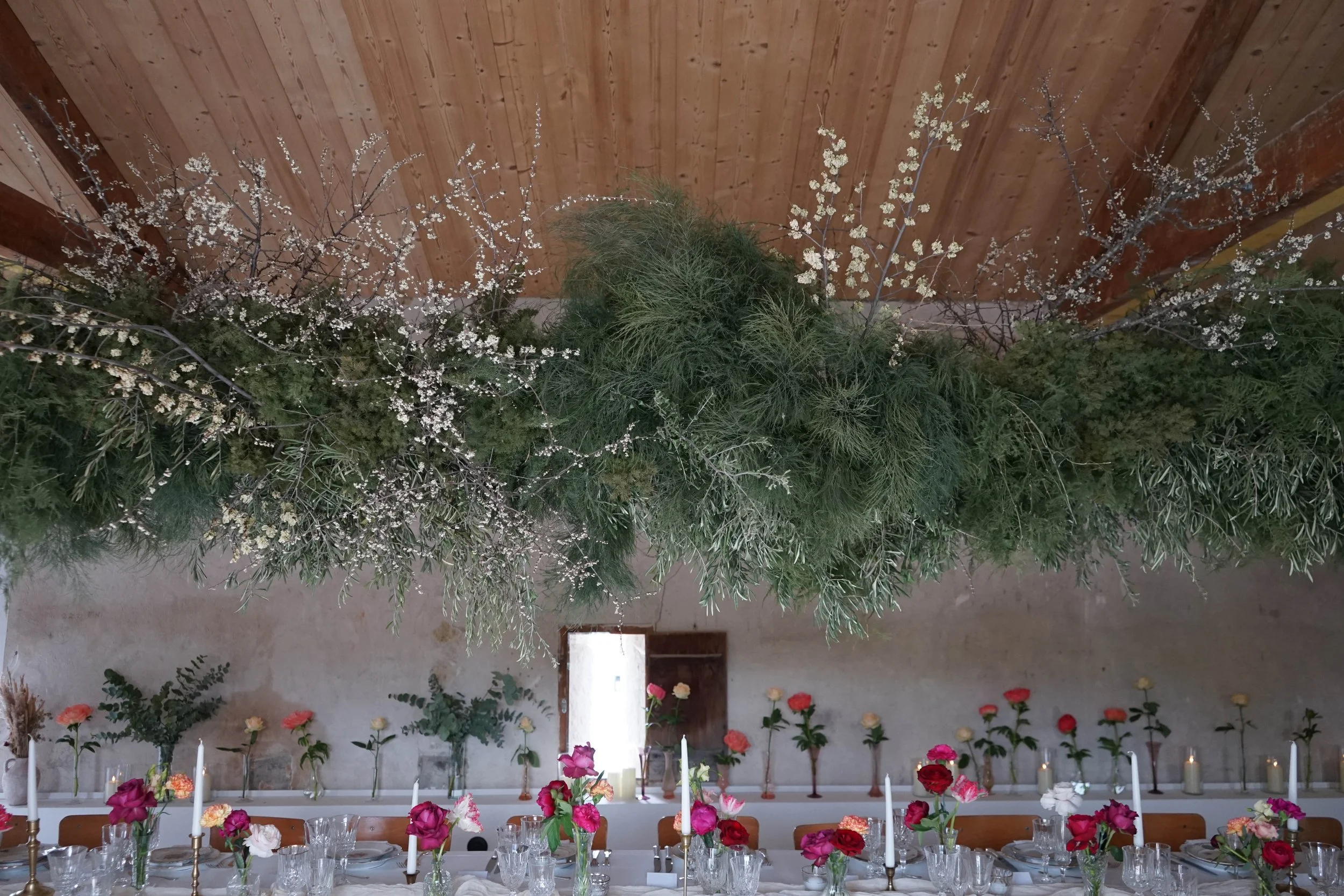 Décoration intérieure avec une table ornée de fleurs et de bougies.