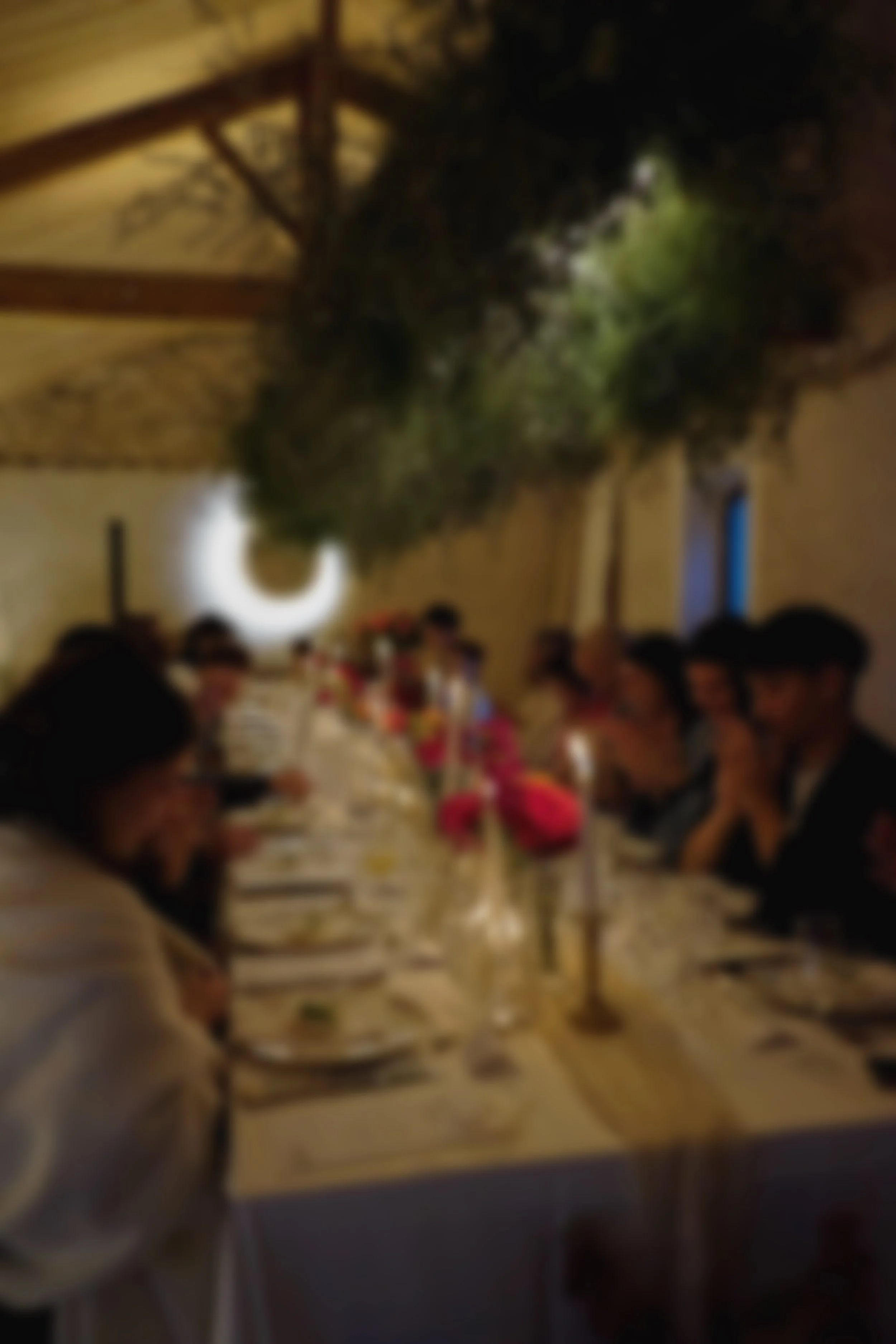 Moment convivial autour  de la table.