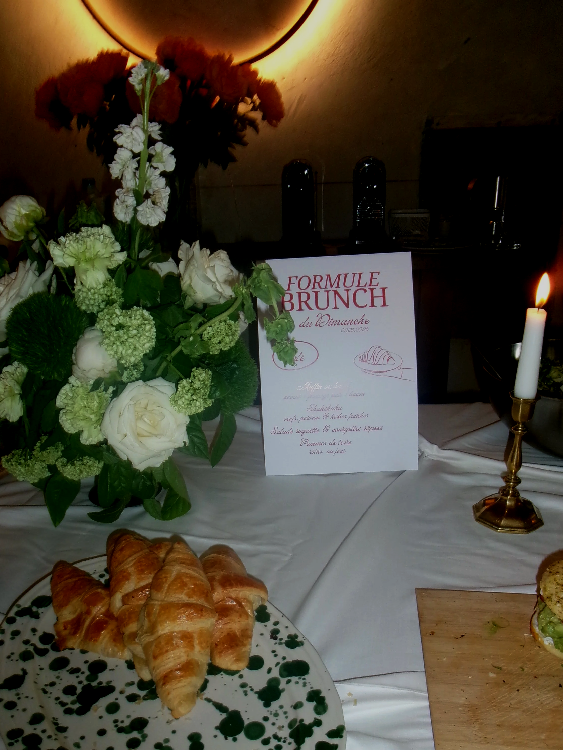 Buffet brunch avec des fleurs