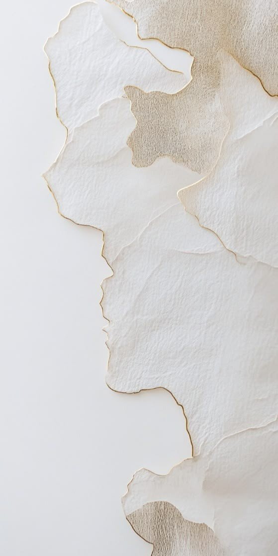 Des morceaux de papier déchirés de couleur beige et blanche disposés en couches, avec des bords déchirés visibles.