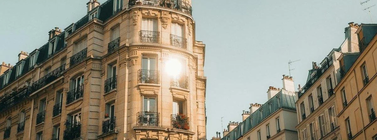 Immeuble haussmannien baigné de soleil à Paris