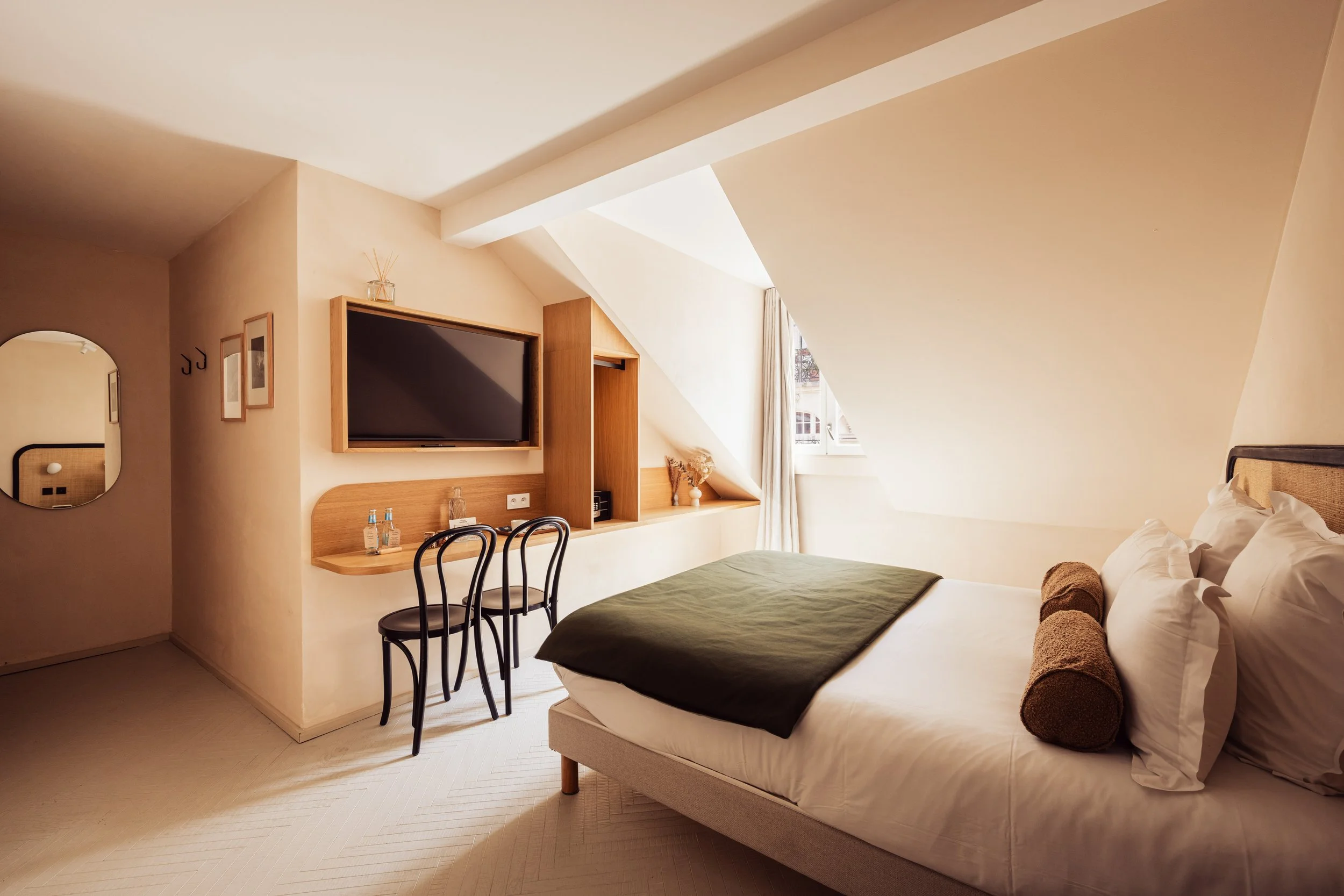 Office and dining area in the bedroom La Grande Parisienne