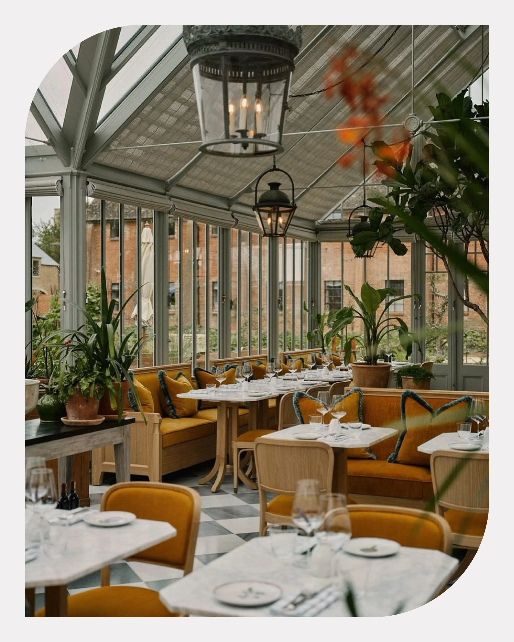 The Glasshouse restaurant at @estellemanor captures the art of atmosphere. A space where natural light, refined detailing, and effortless elegance come together to create something truly memorable.
Quietly dramatic. Deeply inviting. Beautiful from ev