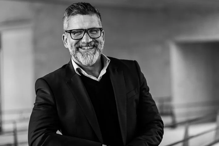 Porträt von Prof. Taç Romey, Drehbuchautor, Showrunner und Professor an der HFF München