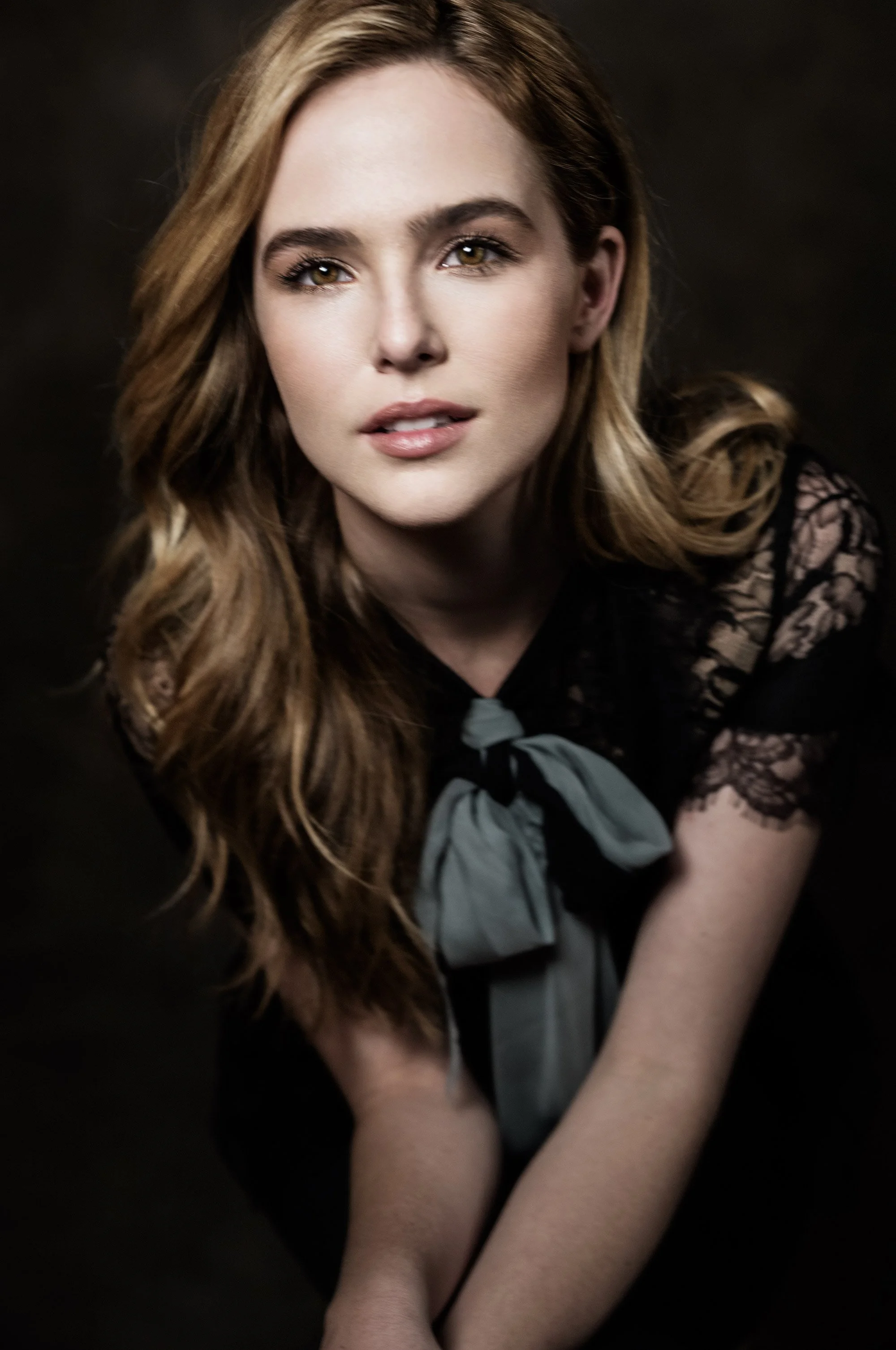 Zoey-Deutch---Vincent-n-Roxxy-00236-1.jpg