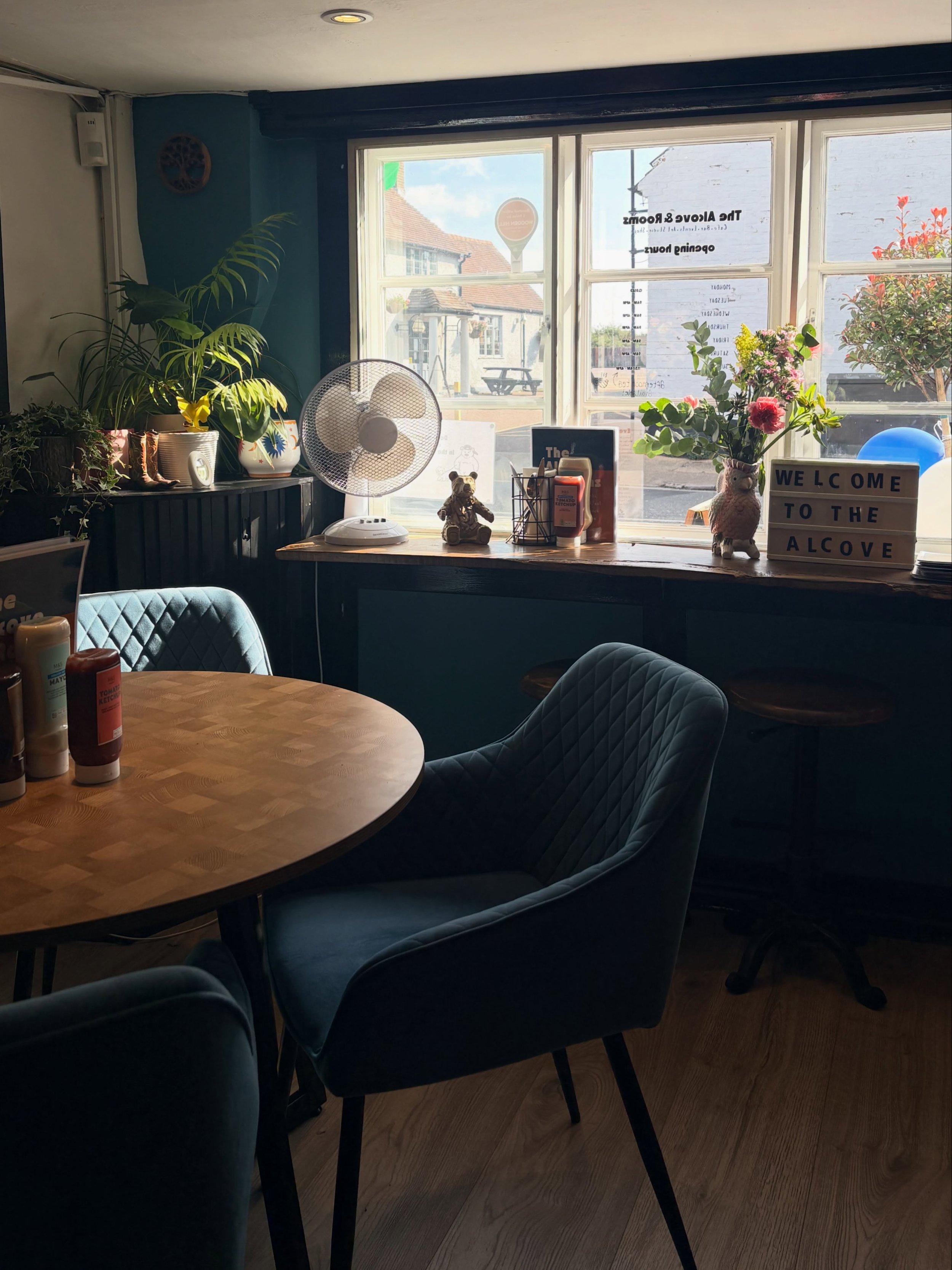 WE ARE OPEN! Come on over to 206 High Street Elstow for your coffees (@wooden_hill_coffee_roasters), cakes, cookies, breakfasts, acai bowls, pancakes and on and on!🥰🧸