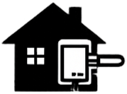 Haus mit einer Außensteckdose und einem Smartphone, das eingesteckt ist.