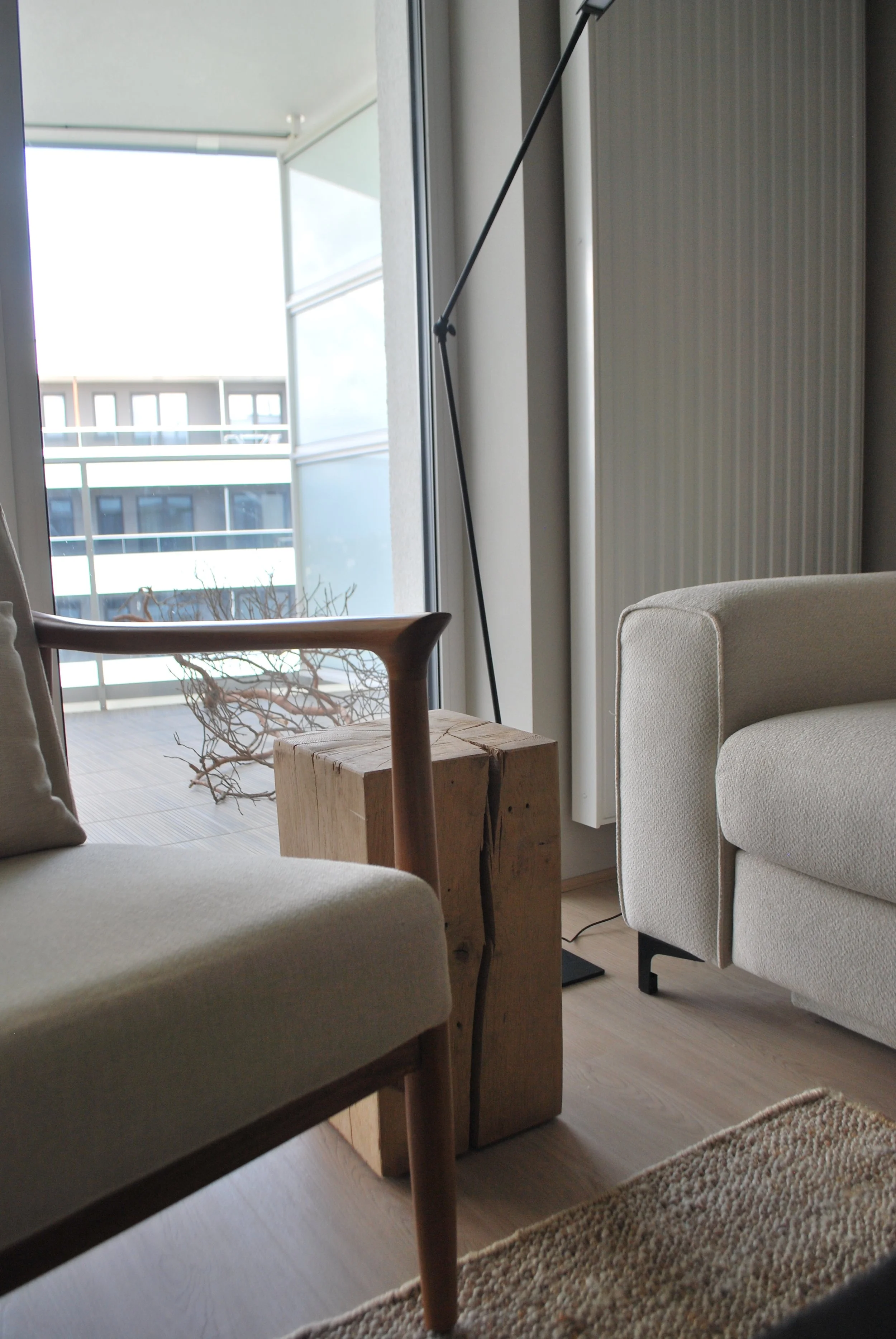 Naturalne faktury i współczesny minimalizm w apartamencie premium