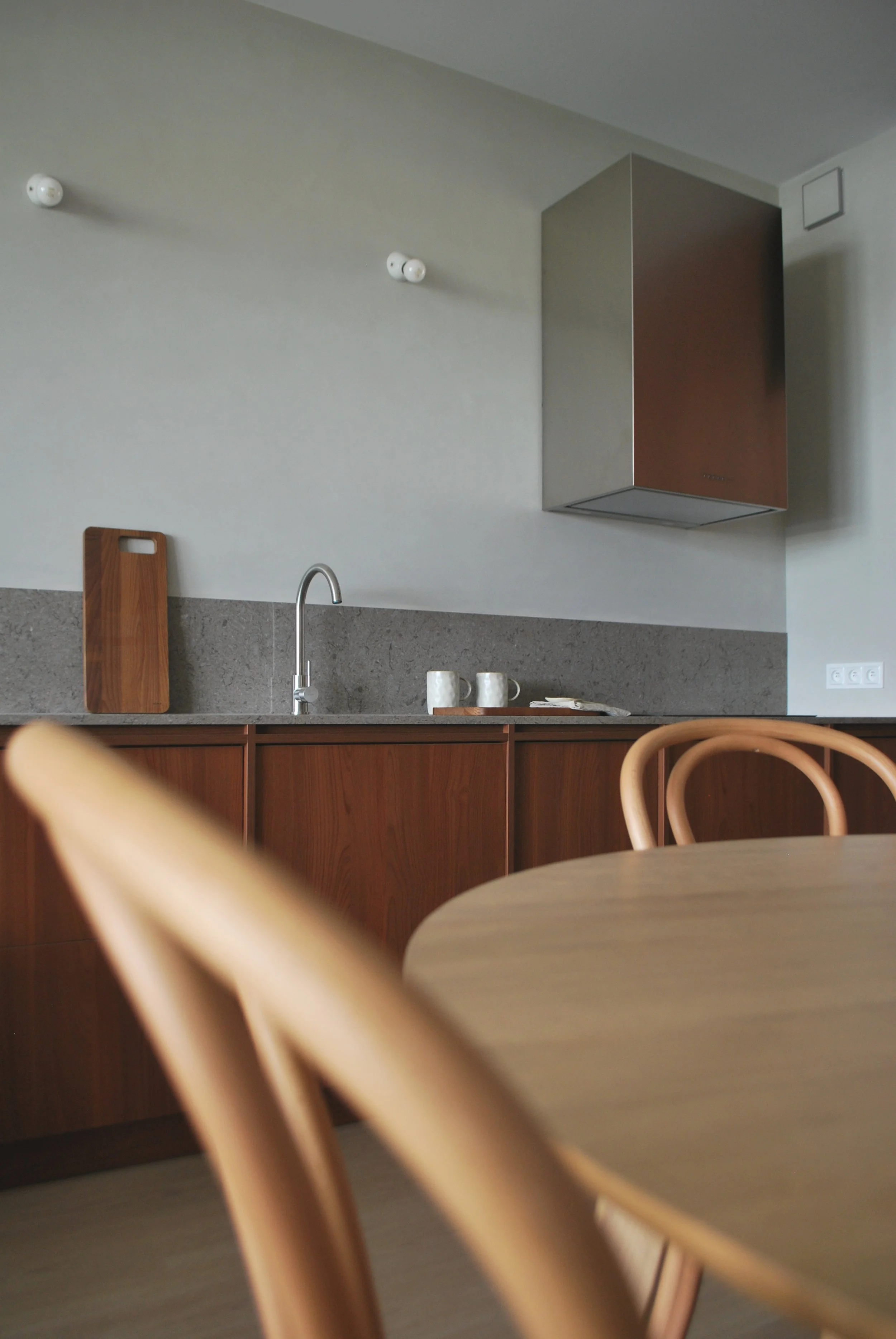 Naturalne faktury i współczesny minimalizm w apartamencie premium