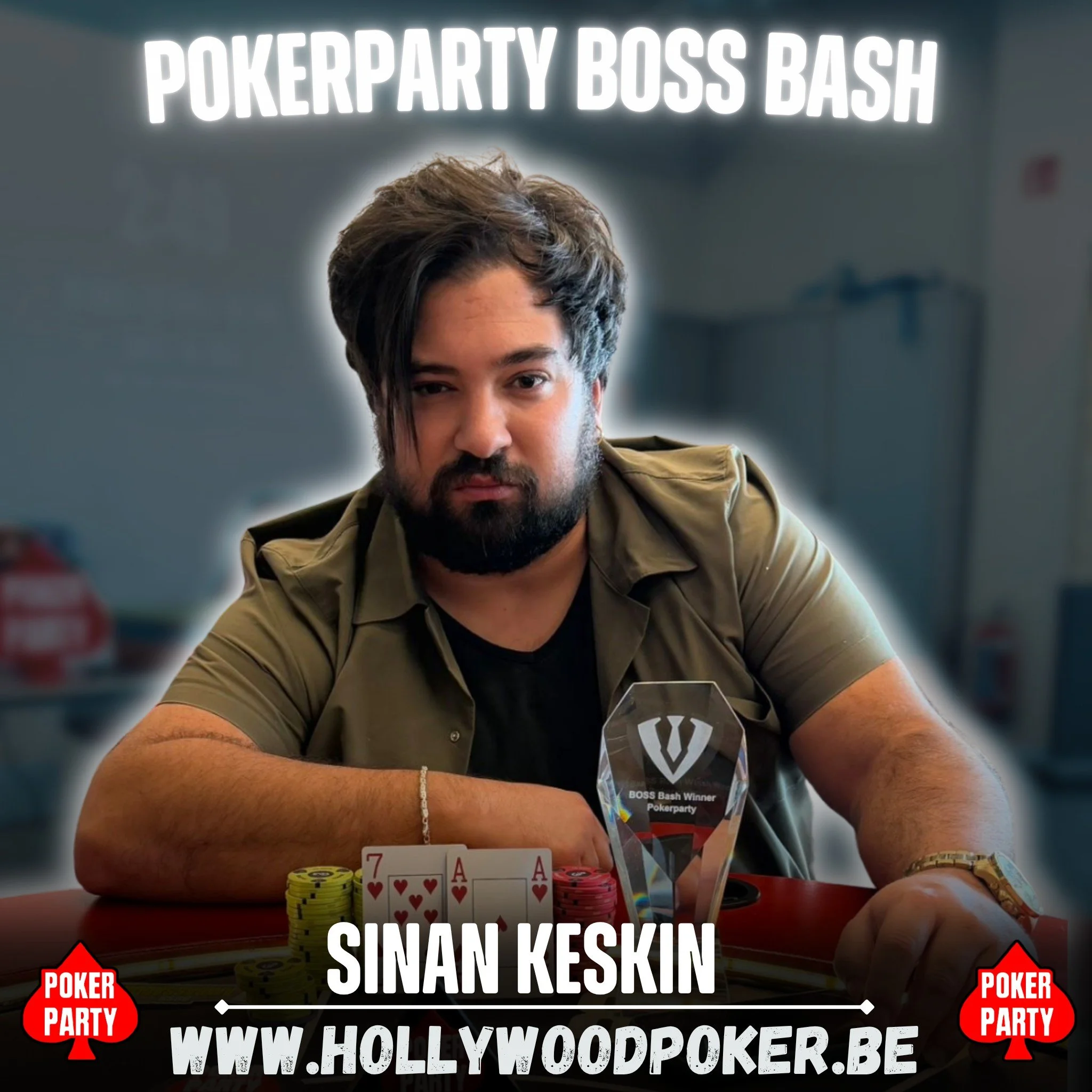 Man met donker haar en baard die poker speelt, met een trofee en speelkaarten voor zich. Op de achtergrond een banner met de tekst 'POKERPARTY BOSS BASH'.